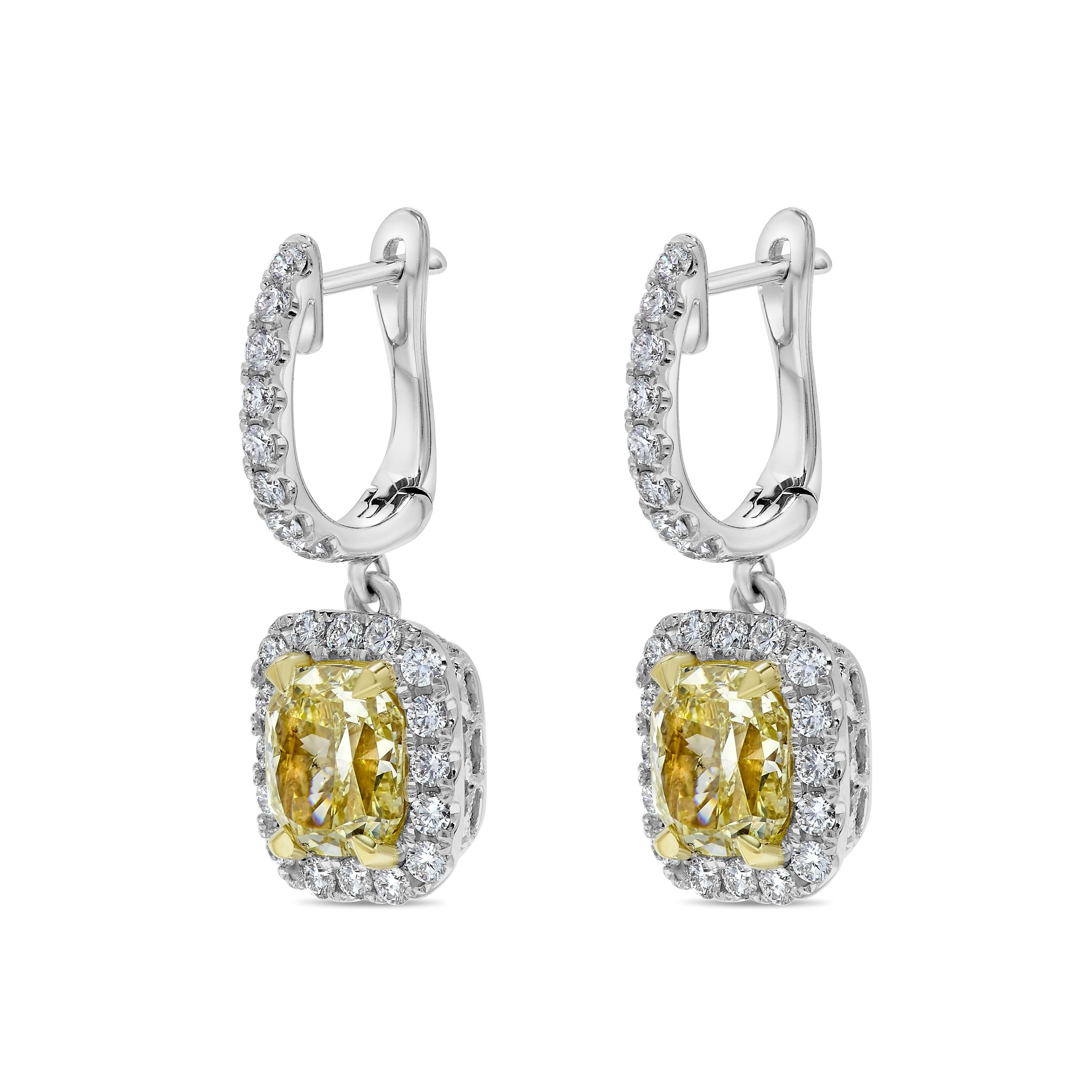 Les boucles d'oreilles classiques en diamant certifié GIA de Raregemworld. Monté dans une belle monture en or jaune et blanc 18 carats avec des diamants jaunes naturels de taille coussin. Les diamants jaunes sont entourés d'une mêlée de diamants