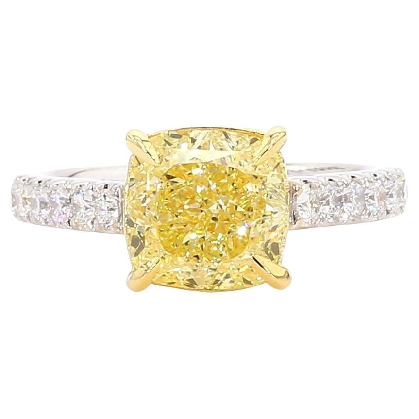 Anillo de cóctel de oro de 4.55 quilates TW con diamante amarillo natural en cojín certificado por el GIA