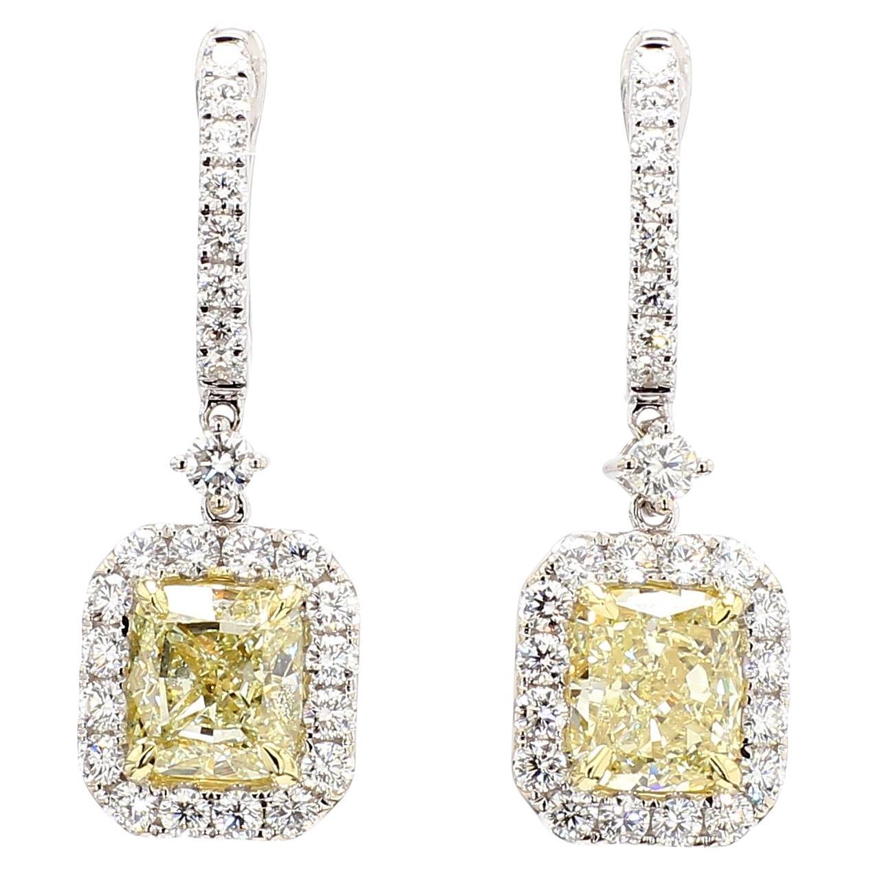 Boucles d'oreilles pendantes en or avec diamant coussin jaune certifié GIA de 5.37 carats TW en vente