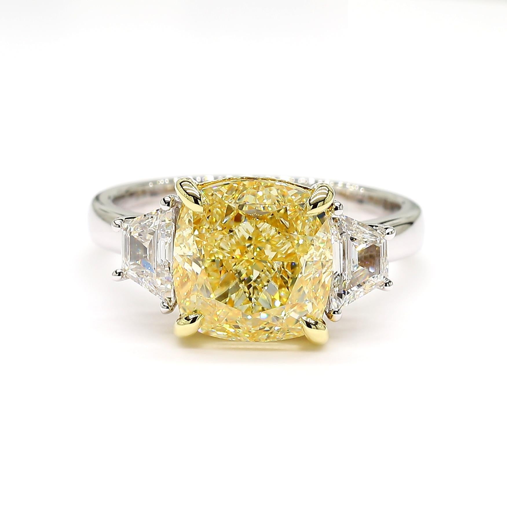 Contemporain Bague cocktail en or jaune naturel certifié GIA avec diamant coussin de 5.59 carats poids total en vente