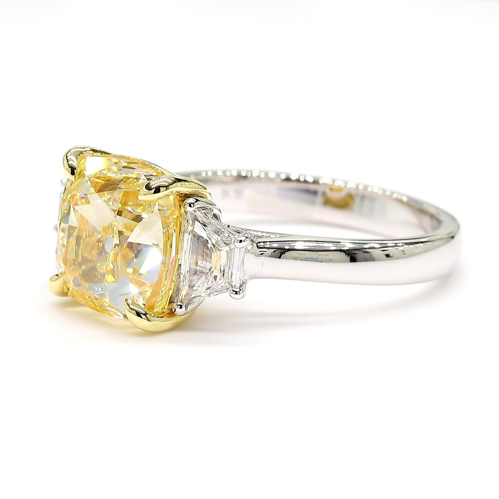 Contemporain Bague cocktail en or jaune naturel certifié GIA avec diamant coussin de 5.59 carats poids total en vente