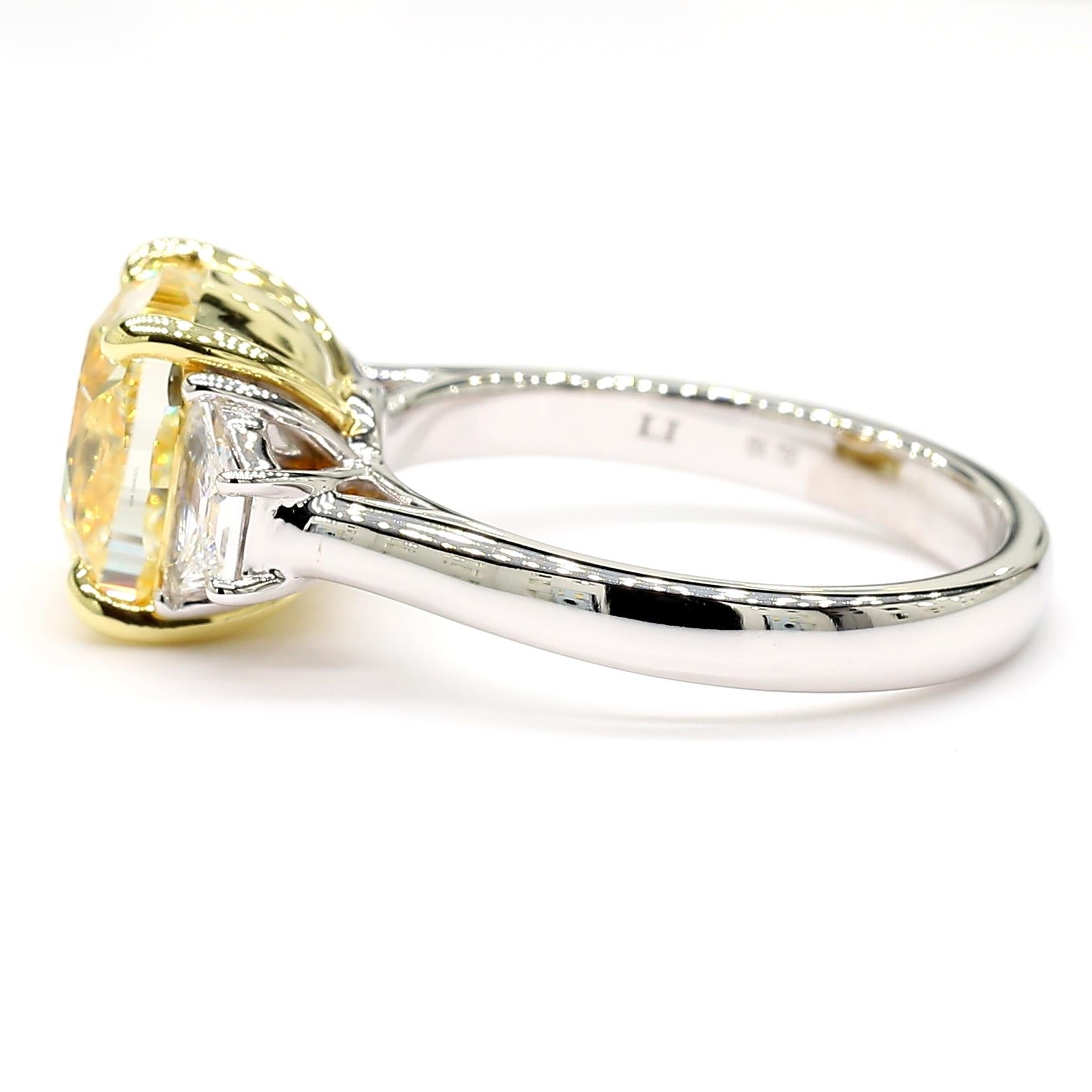 Taille coussin Bague cocktail en or jaune naturel certifié GIA avec diamant coussin de 5.59 carats poids total en vente