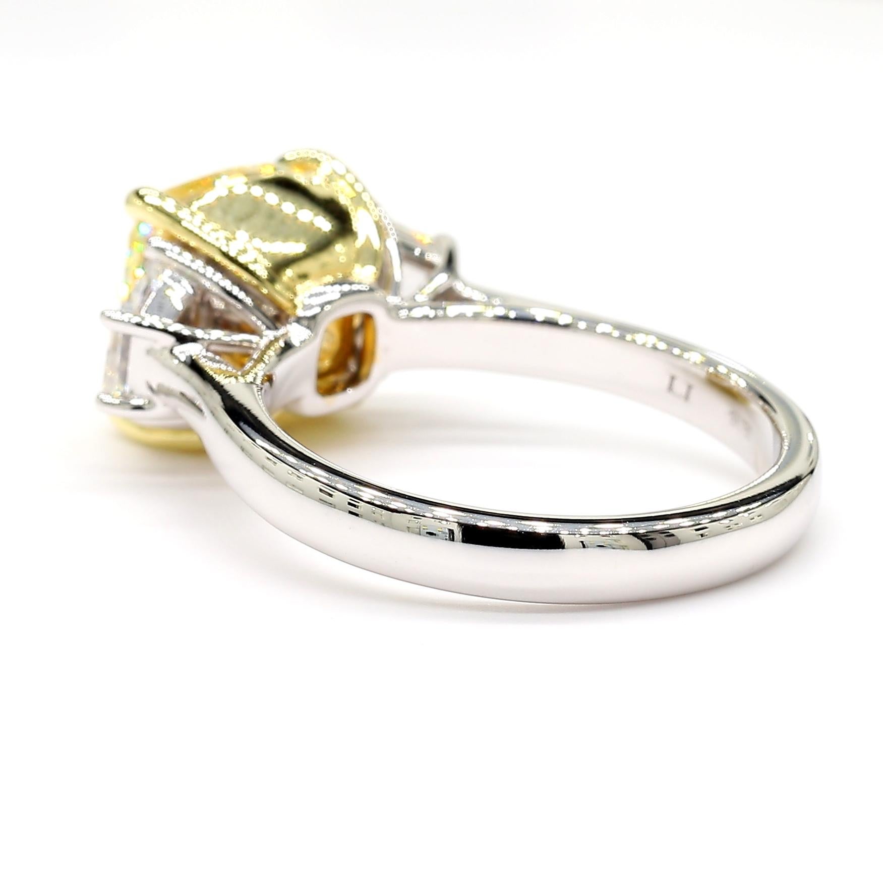 Bague cocktail en or jaune naturel certifié GIA avec diamant coussin de 5.59 carats poids total Neuf - En vente à New York, NY