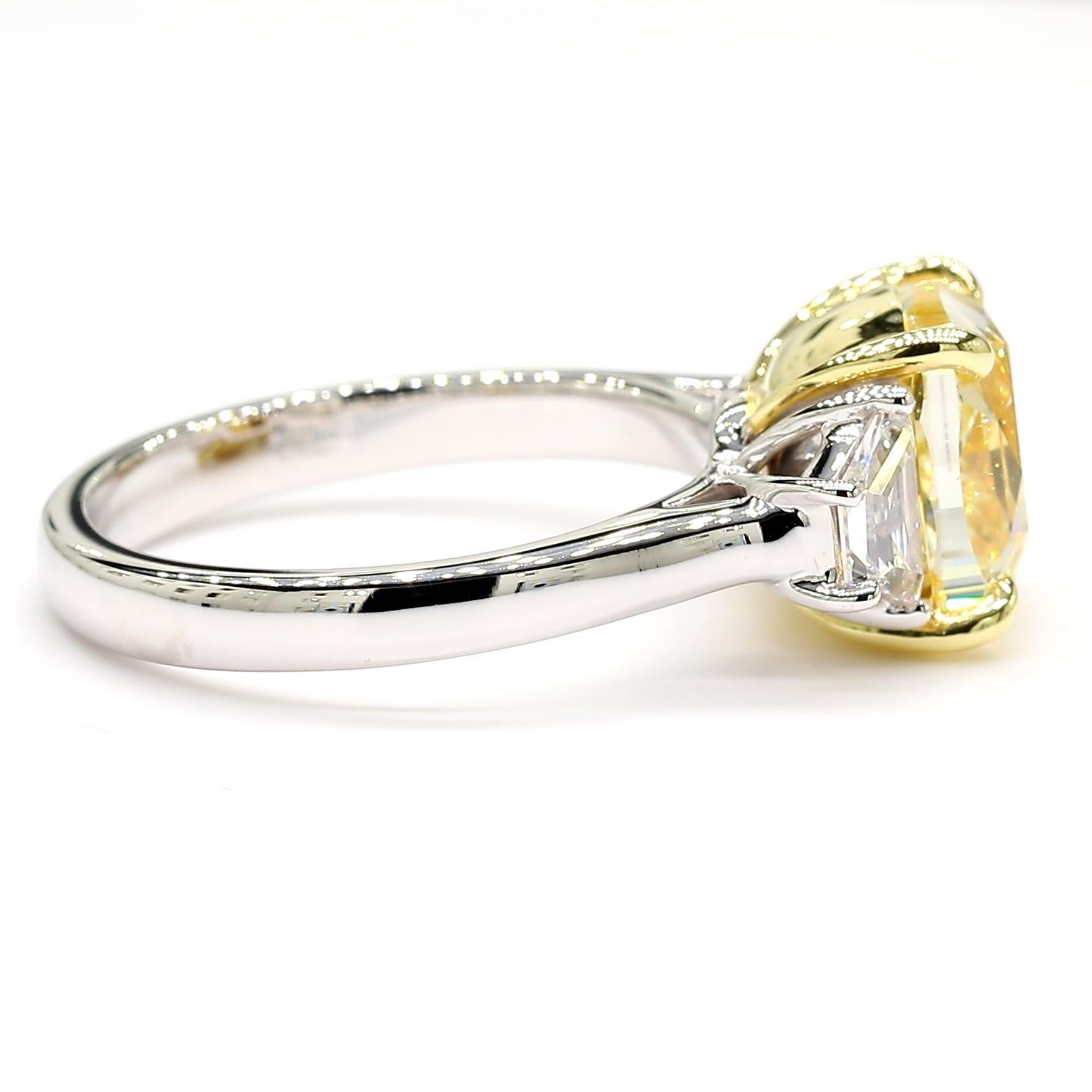 Bague cocktail en or jaune naturel certifié GIA avec diamant coussin de 5.59 carats poids total Pour femmes en vente