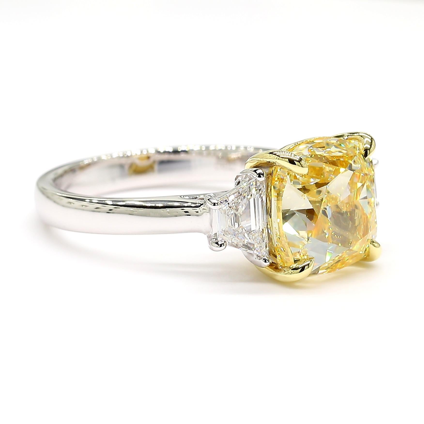Bague cocktail en or jaune naturel certifié GIA avec diamant coussin de 5.59 carats poids total en vente 1