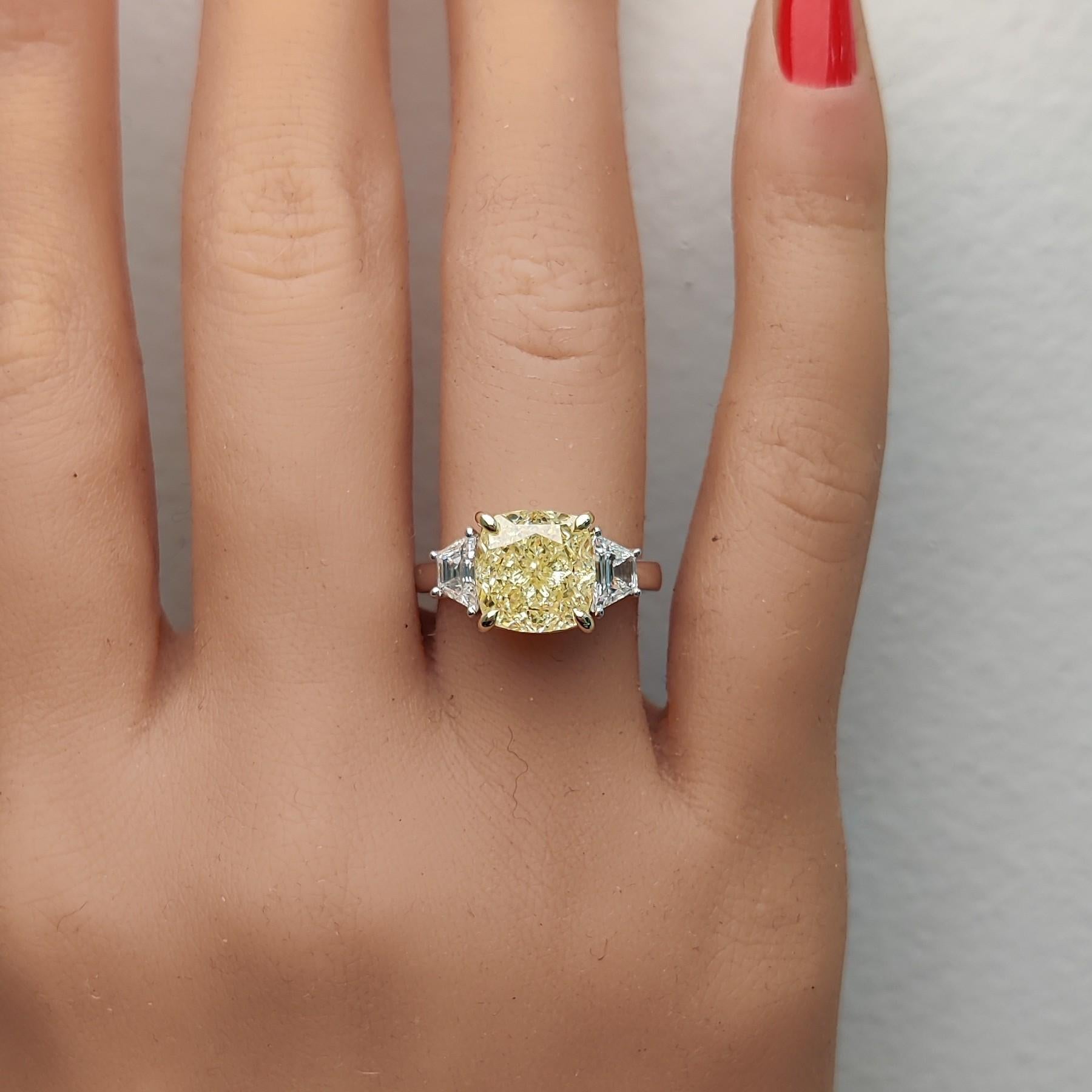 Bague cocktail en or jaune naturel certifié GIA avec diamant coussin de 5.59 carats poids total en vente 3