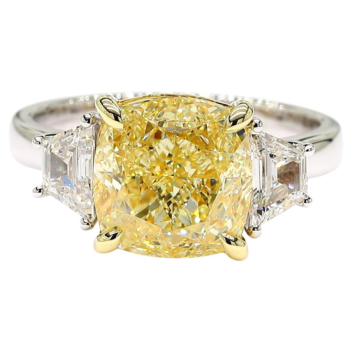 Anillo de cóctel de oro de 5.59 quilates TW con diamante amarillo natural en cojín certificado por el GIA