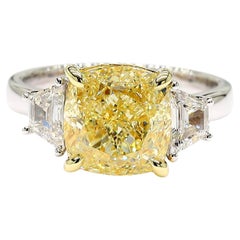 Anillo de cóctel de oro de 5.59 quilates TW con diamante amarillo natural en cojín certificado por el GIA