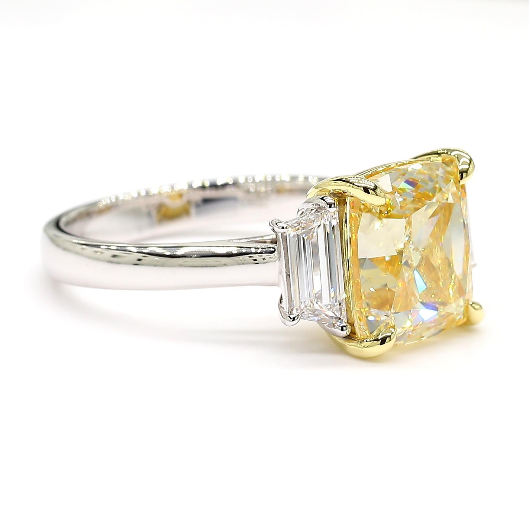Taille coussin GIA Certified Natural Yellow Cushion Diamond 5.65 Carat TW Gold Cocktail Ring en vente