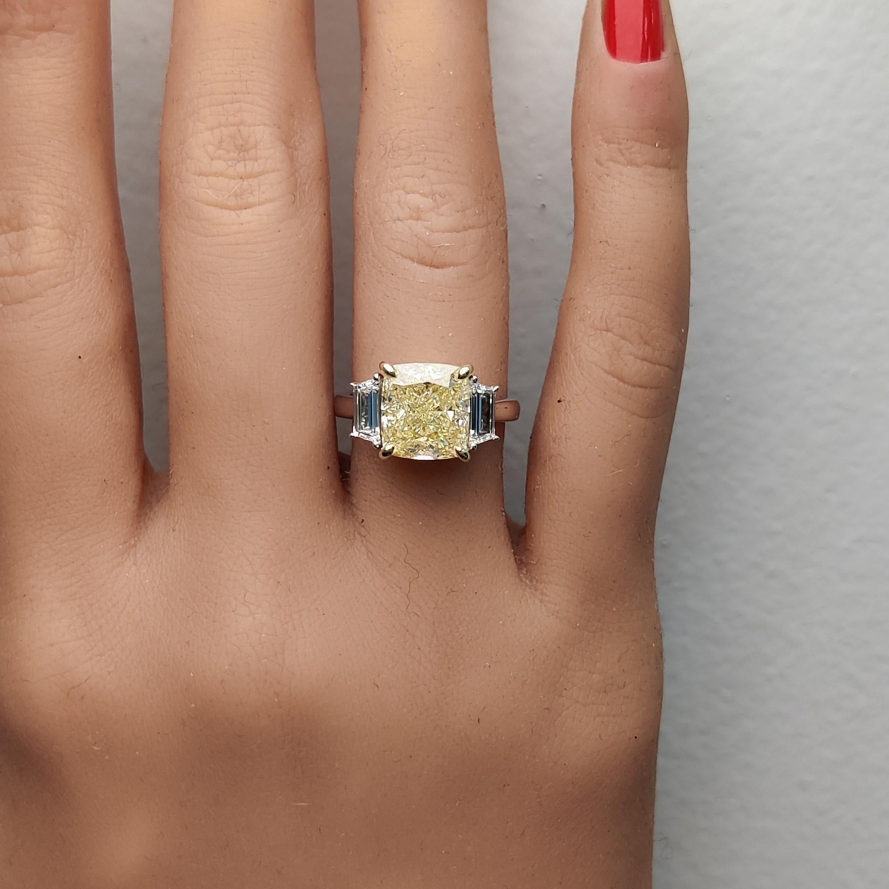 GIA Certified Natural Yellow Cushion Diamond 5.65 Carat TW Gold Cocktail Ring Neuf - En vente à New York, NY