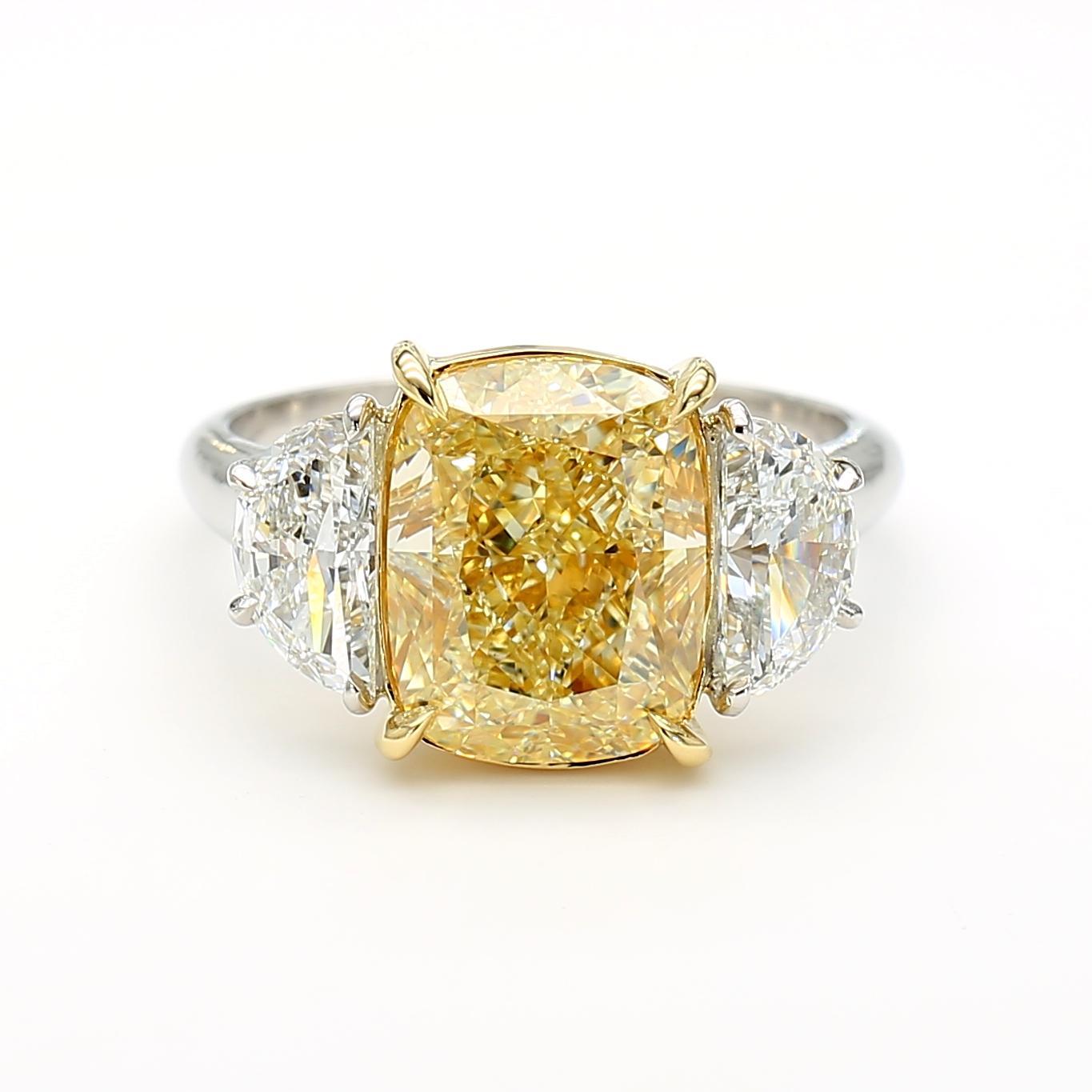 GIA Certified Natural Yellow Cushion Diamond 6.06 Carat TW Gold Cocktail Ring Contemporáneo en venta