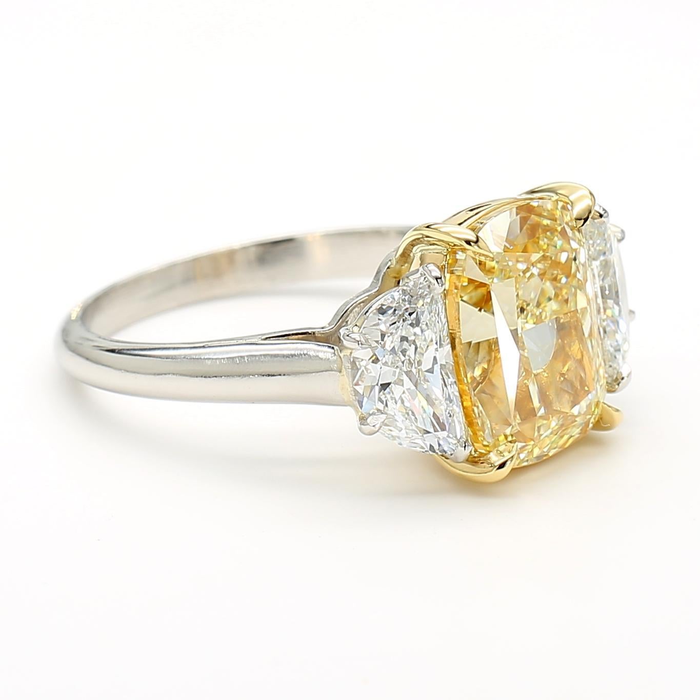 GIA Certified Natural Yellow Cushion Diamond 6.06 Carat TW Gold Cocktail Ring Corte cojín en venta