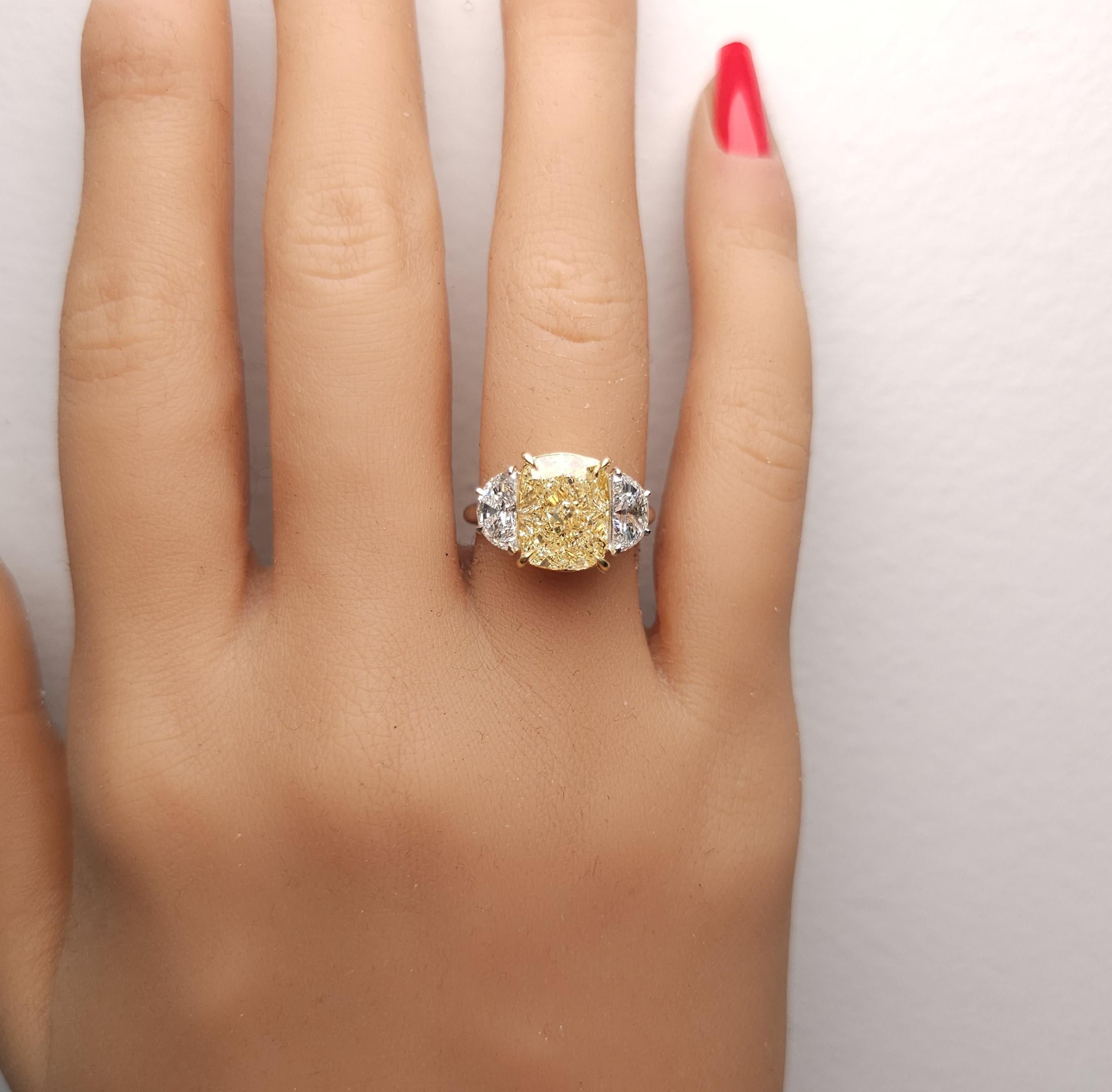 GIA Certified Natural Yellow Cushion Diamond 6.06 Carat TW Gold Cocktail Ring en Nuevo estado para la venta en New York, NY