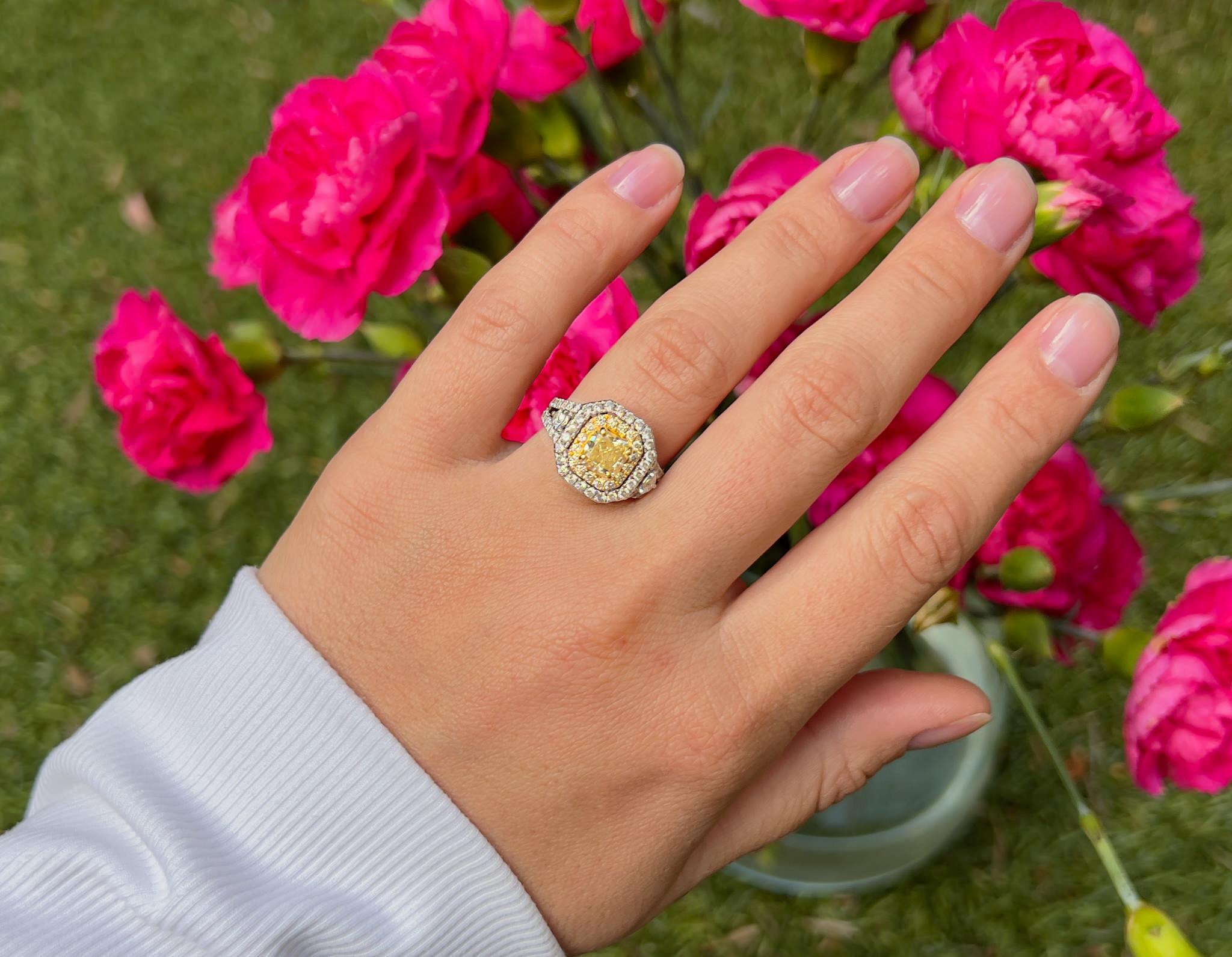 Contemporain GIA Certified Natural Fancy Yellow Diamond Ring 2 Carats 18K Gold en vente