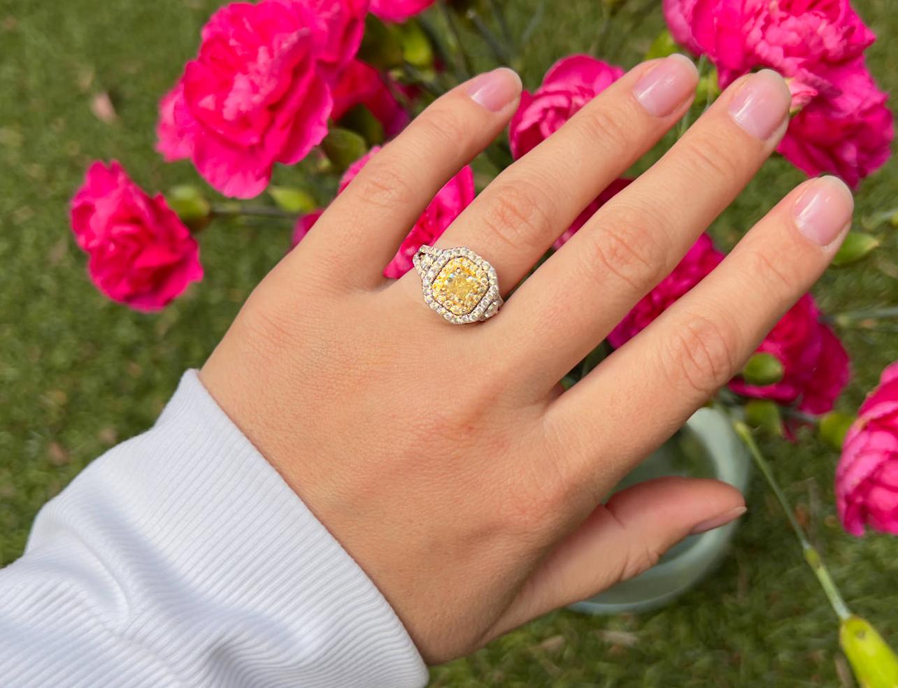 GIA Certified Natural Fancy Yellow Diamond Ring 2 Carats 18K Gold Excellent état - En vente à Laguna Niguel, CA
