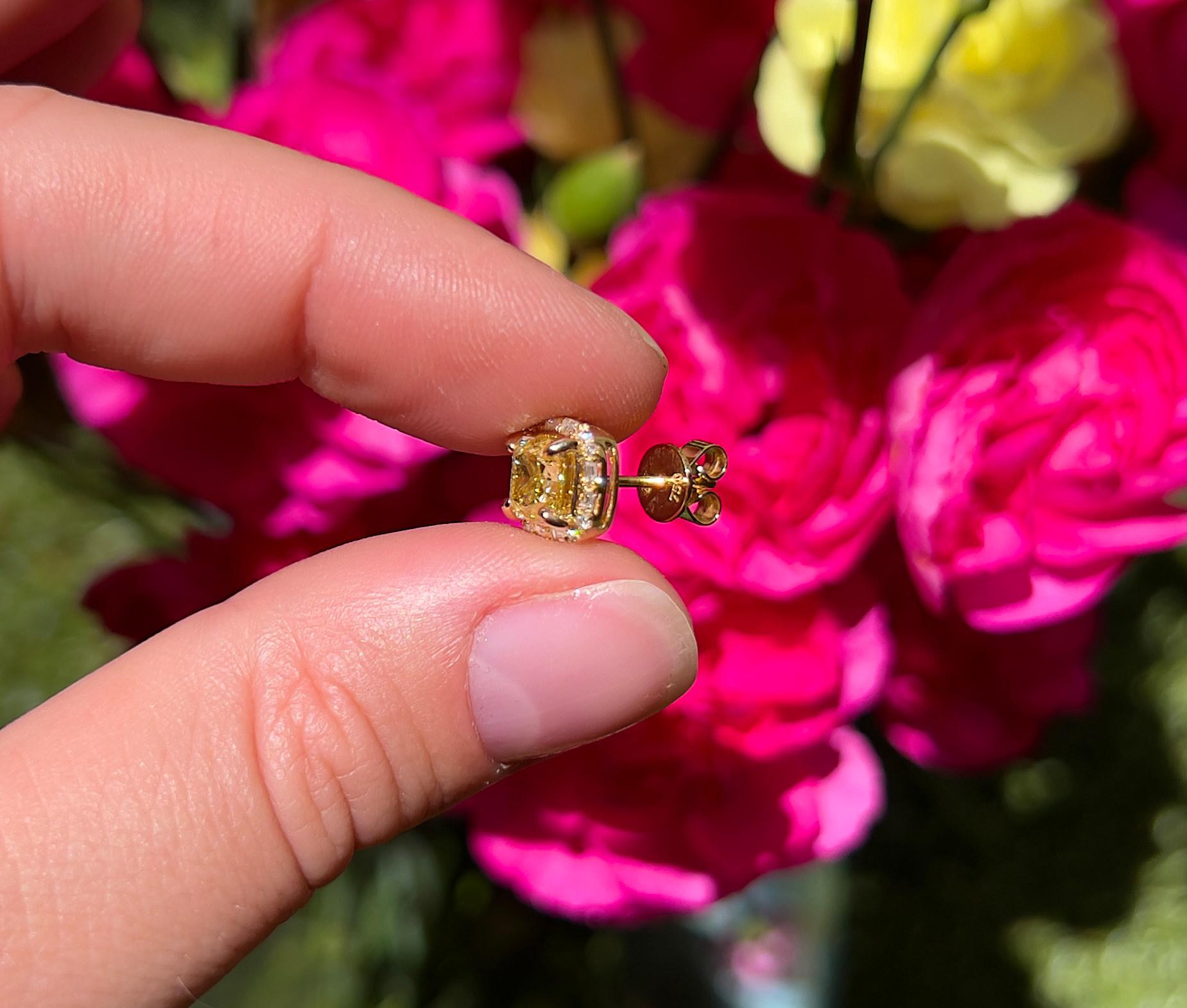 Women's or Men's GIA Certified Natural Fancy Yellow Diamond Stud Earrings 2.27 Carats 18K Gold For Sale