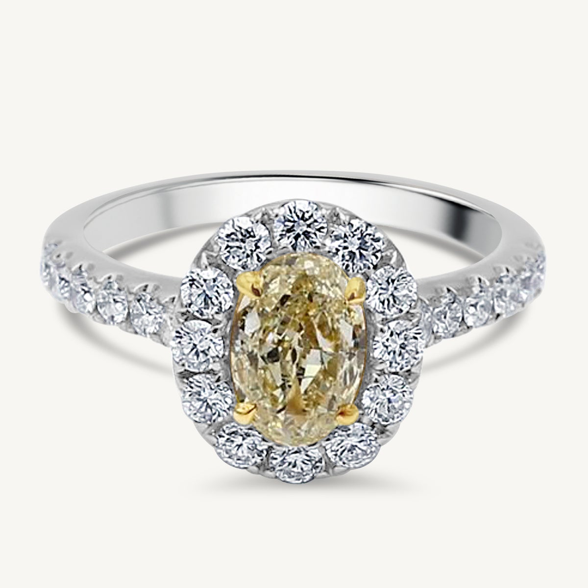 GIA-zertifizierter natürlicher gelber ovaler und weißer Diamant 1,83 Karat TW Goldring im Angebot
