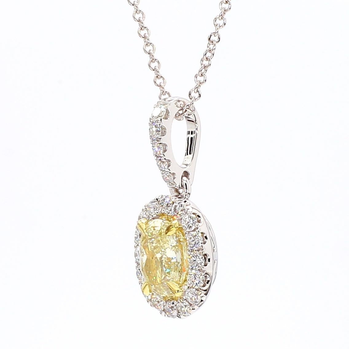 Le pendentif classique en diamant certifié GIA de Raregemworld. Monté dans une belle monture en or jaune et blanc 18 carats avec un diamant jaune naturel de taille ovale. Le diamant jaune est entouré d'une mêlée de diamants blancs ronds naturels. Ce