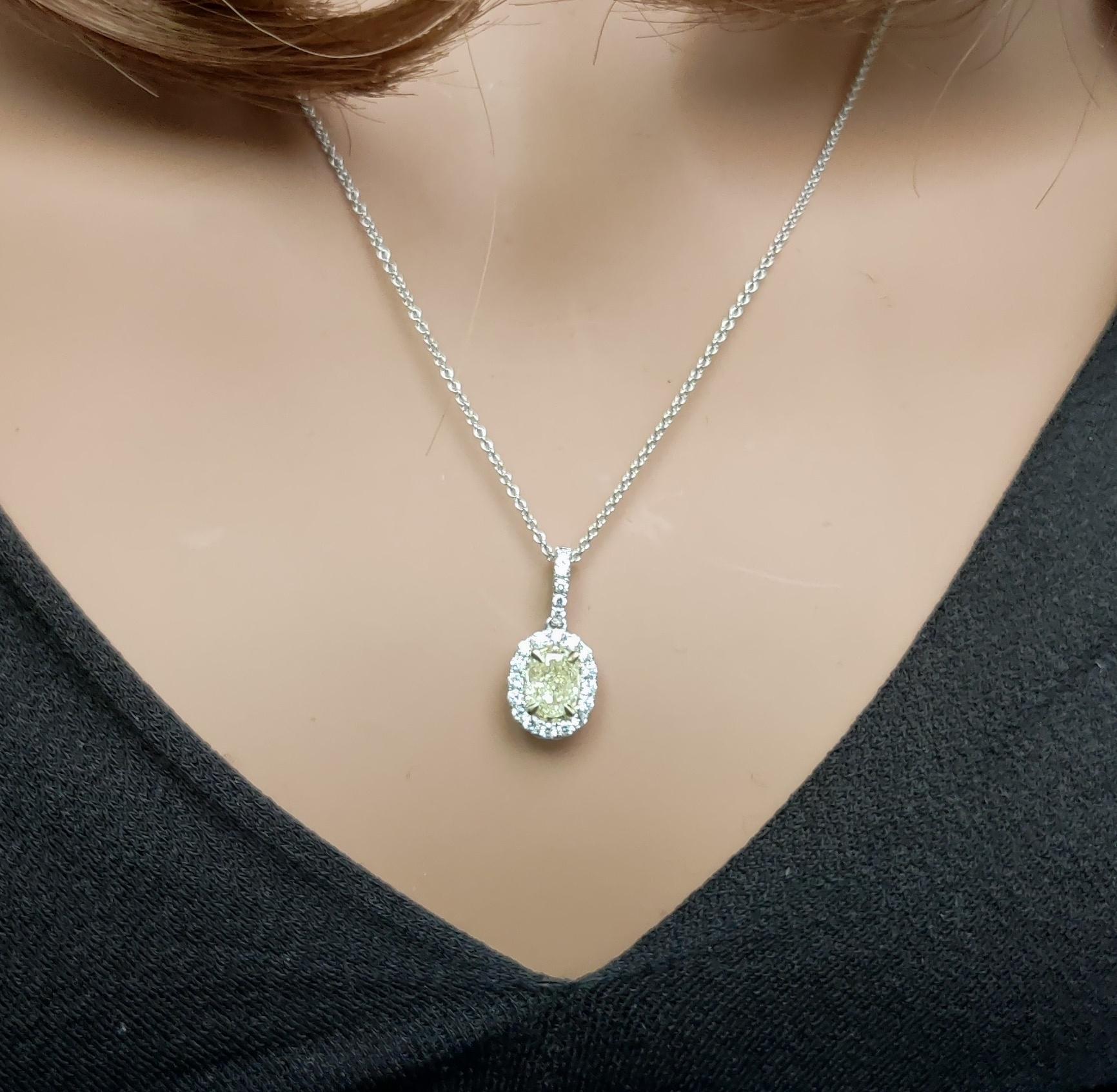 Pendentif en or jaune naturel avec diamant ovale de 1.05 carats poids total certifié par le GIA Neuf - En vente à New York, NY