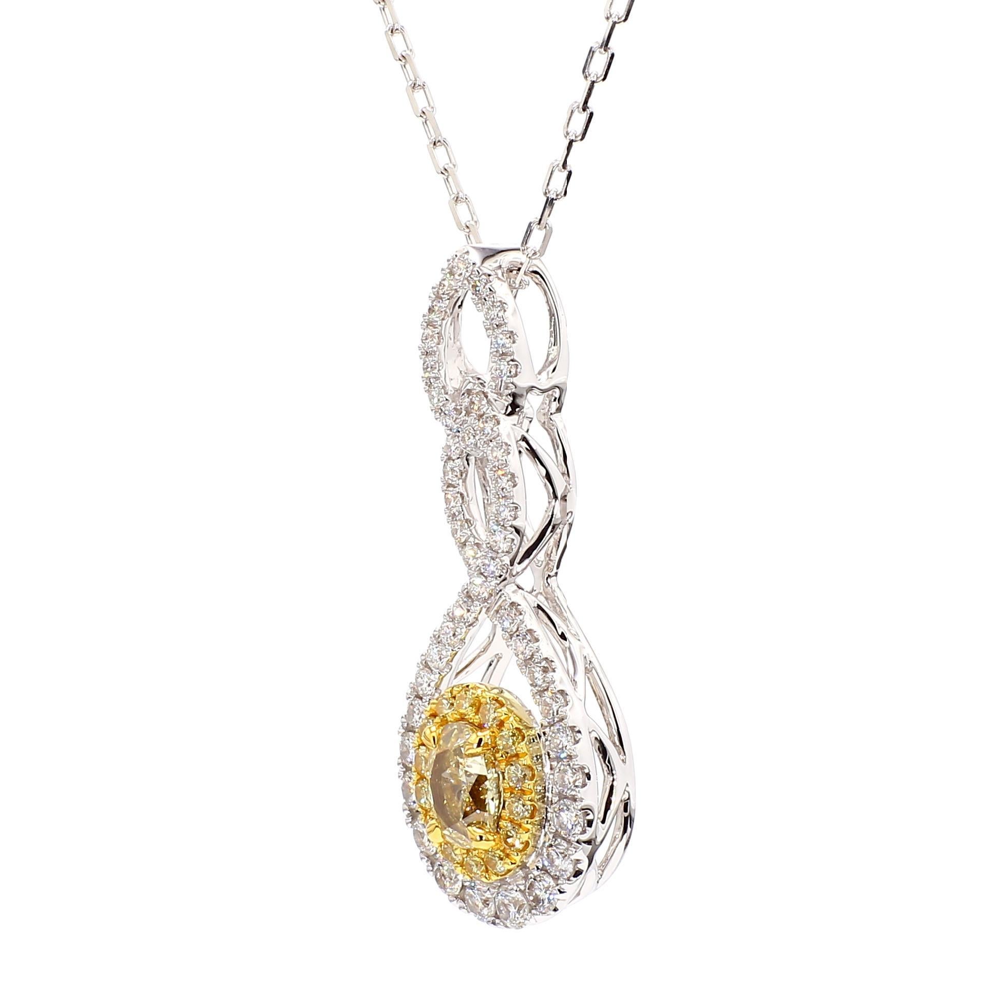 Le magnifique pendentif en diamant certifié GIA de Raregemworld. Monté dans une belle monture en or jaune et blanc 18 carats avec un diamant jaune naturel de taille ovale. Le diamant jaune est entouré d'une mêlée de diamants blancs ronds naturels et