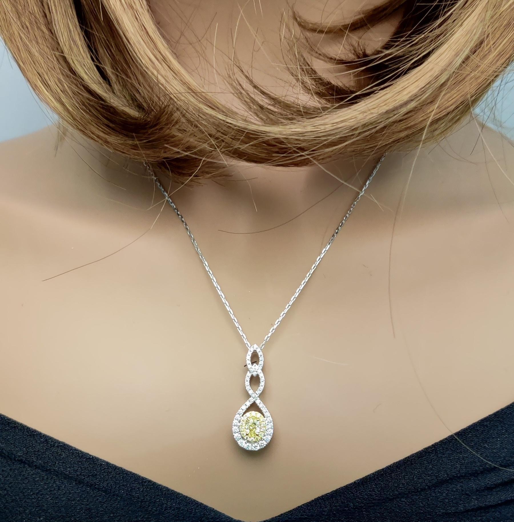 Pendentif en or jaune naturel avec diamant ovale de 1.27 carats poids total certifié par le GIA Neuf - En vente à New York, NY