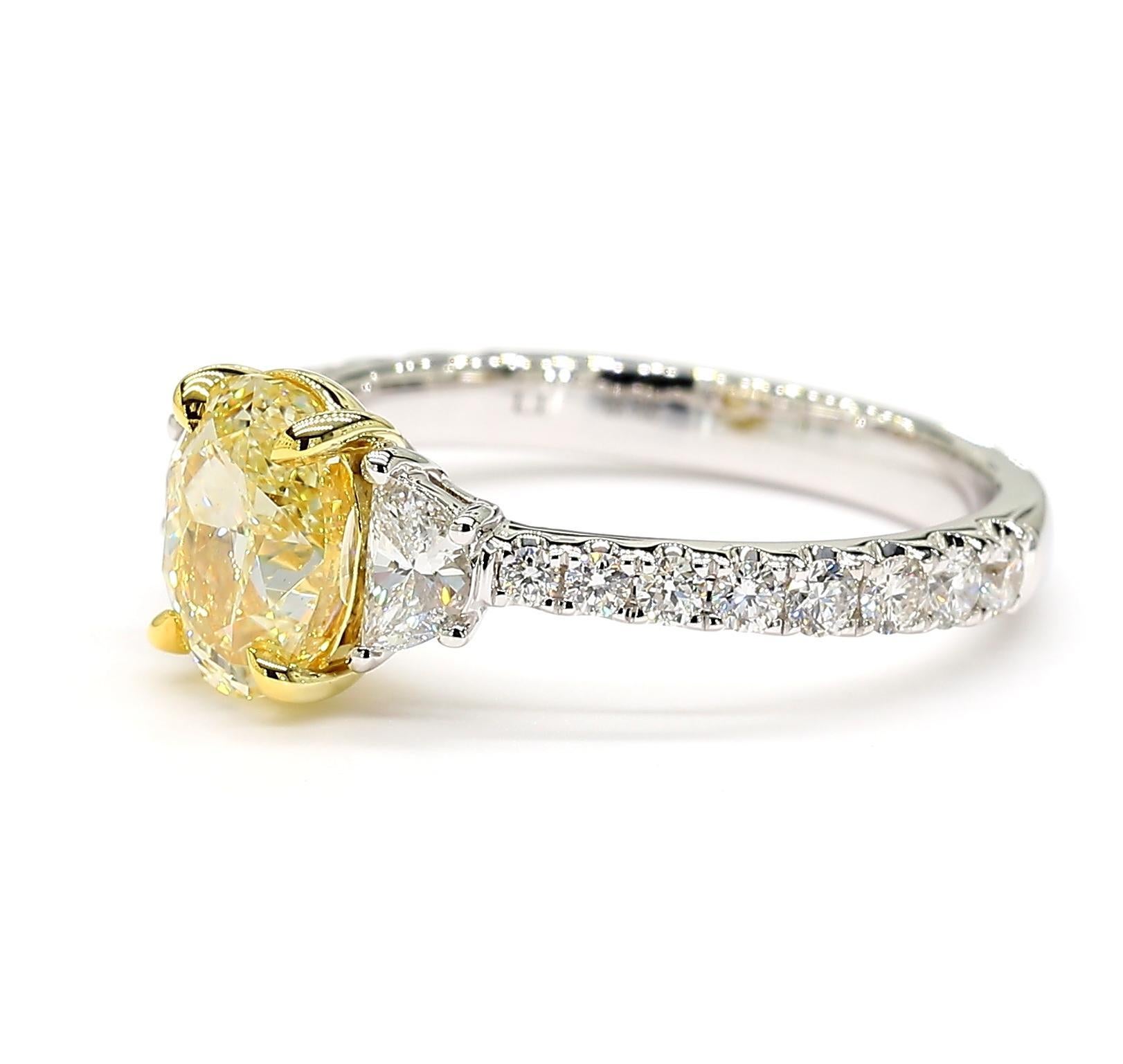 La magnifique bague en diamant certifiée GIA de Raregemworld. Monté dans une belle monture en or jaune et blanc 18 carats avec un diamant jaune naturel de taille ovale. Le diamant jaune est entouré d'un diamant blanc naturel taillé en demi-lune et