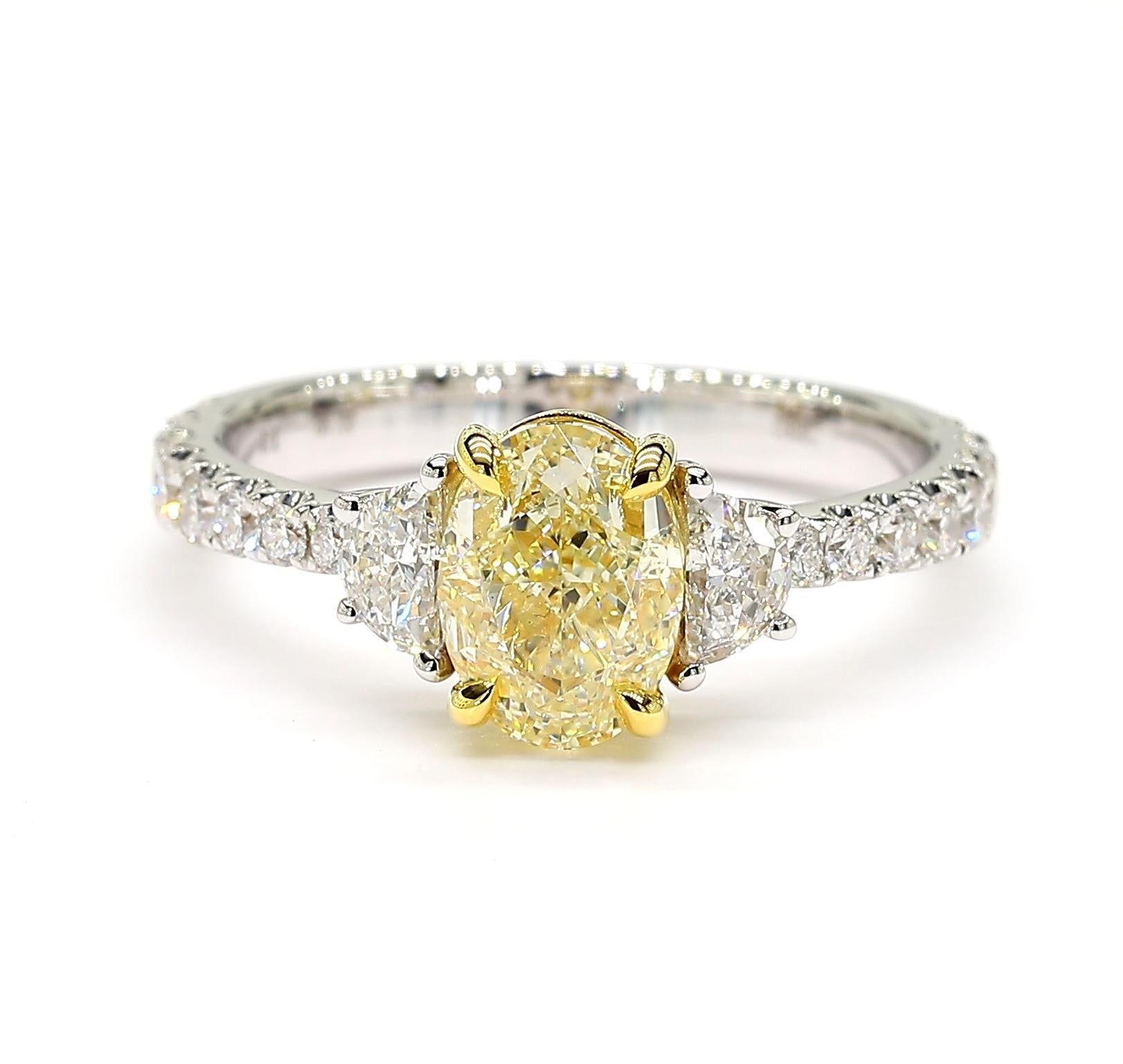 Contemporain Bague cocktail en or jaune naturel certifié GIA avec diamant ovale de 2.15 carat poids total en vente