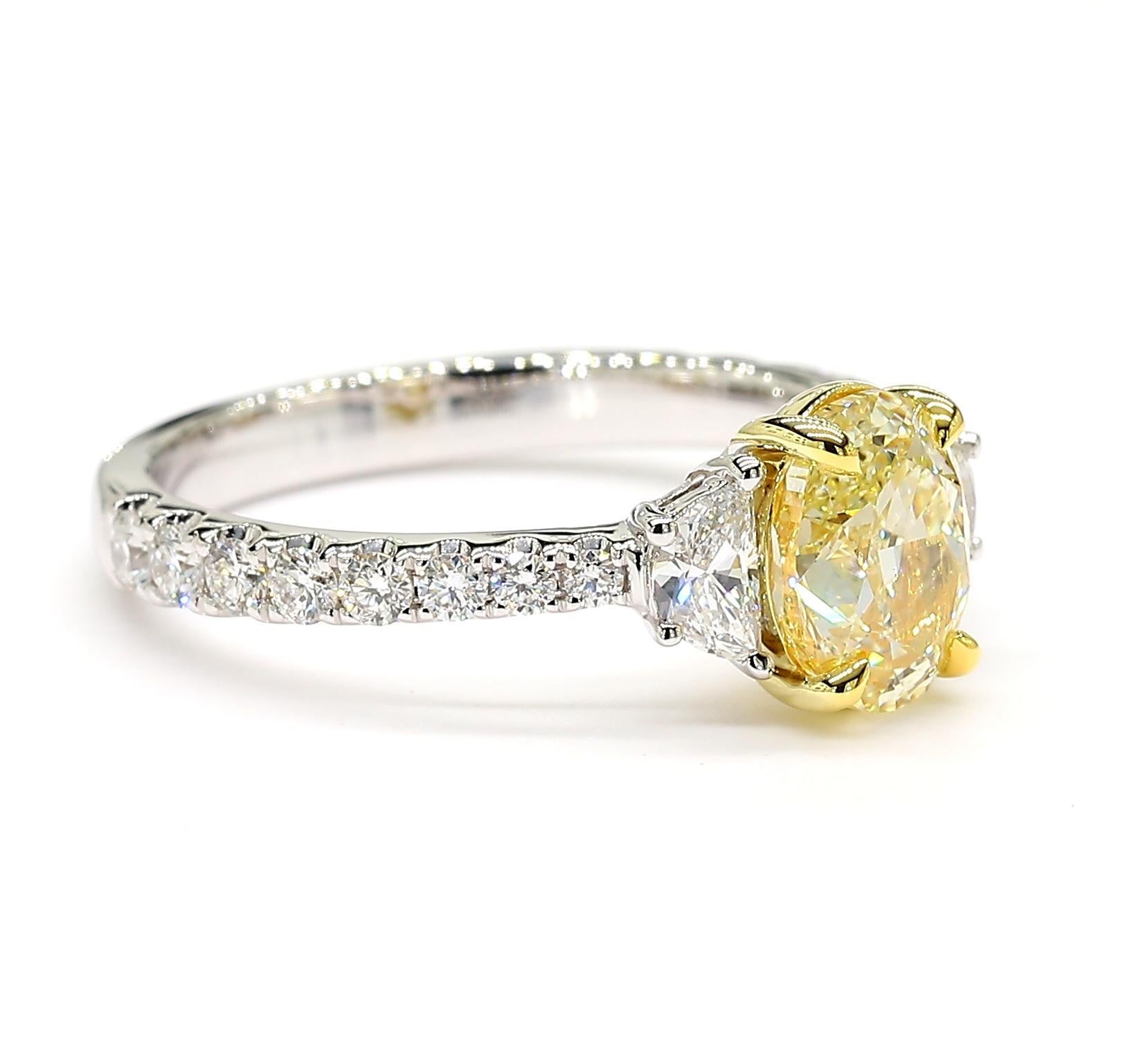 Taille ovale Bague cocktail en or jaune naturel certifié GIA avec diamant ovale de 2.15 carat poids total en vente