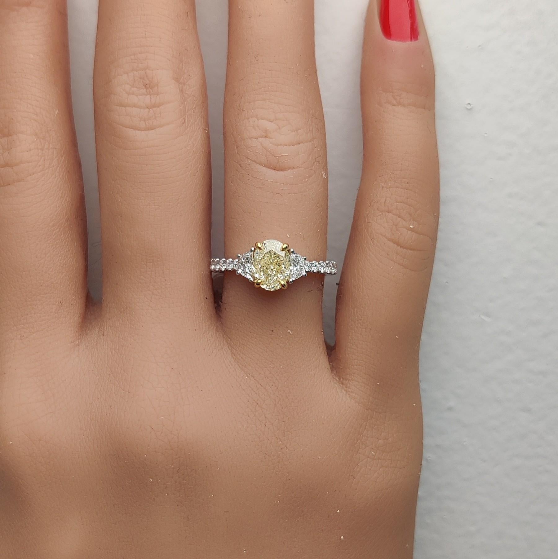 Bague cocktail en or jaune naturel certifié GIA avec diamant ovale de 2.15 carat poids total Neuf - En vente à New York, NY