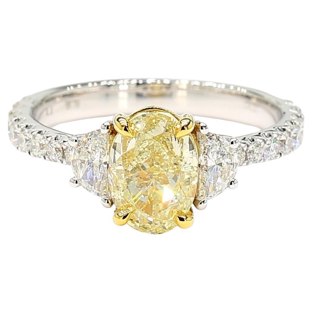 Anillo de cóctel de oro con diamante ovalado amarillo natural certificado por GIA de 2.42 quilates TW