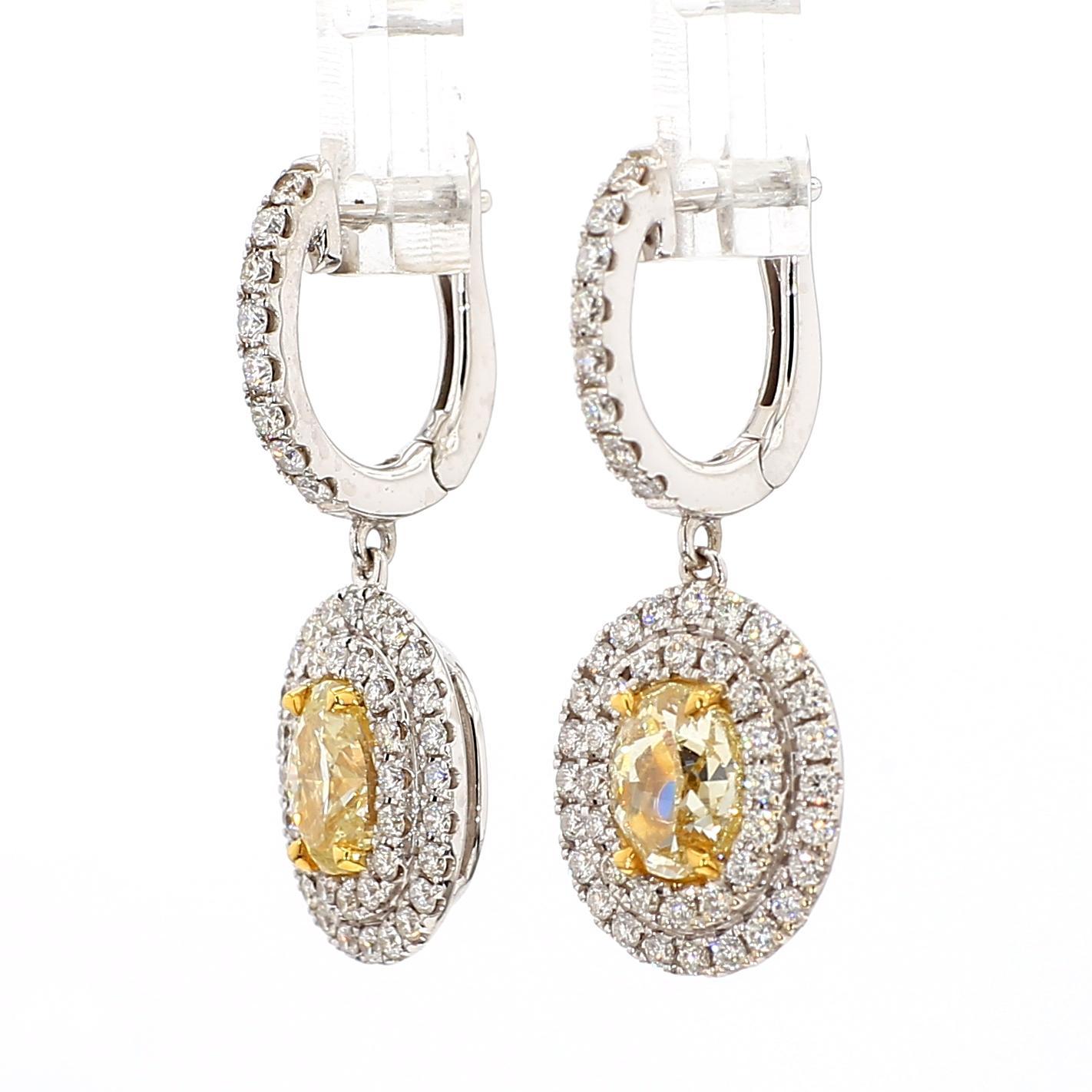 I bellissimi orecchini di diamanti di RareGemworld. Montato in una splendida montatura in oro giallo e bianco 18 carati con diamanti gialli naturali a taglio ovale. I diamanti gialli sono circondati da un'aureola di piccoli diamanti bianchi tondi