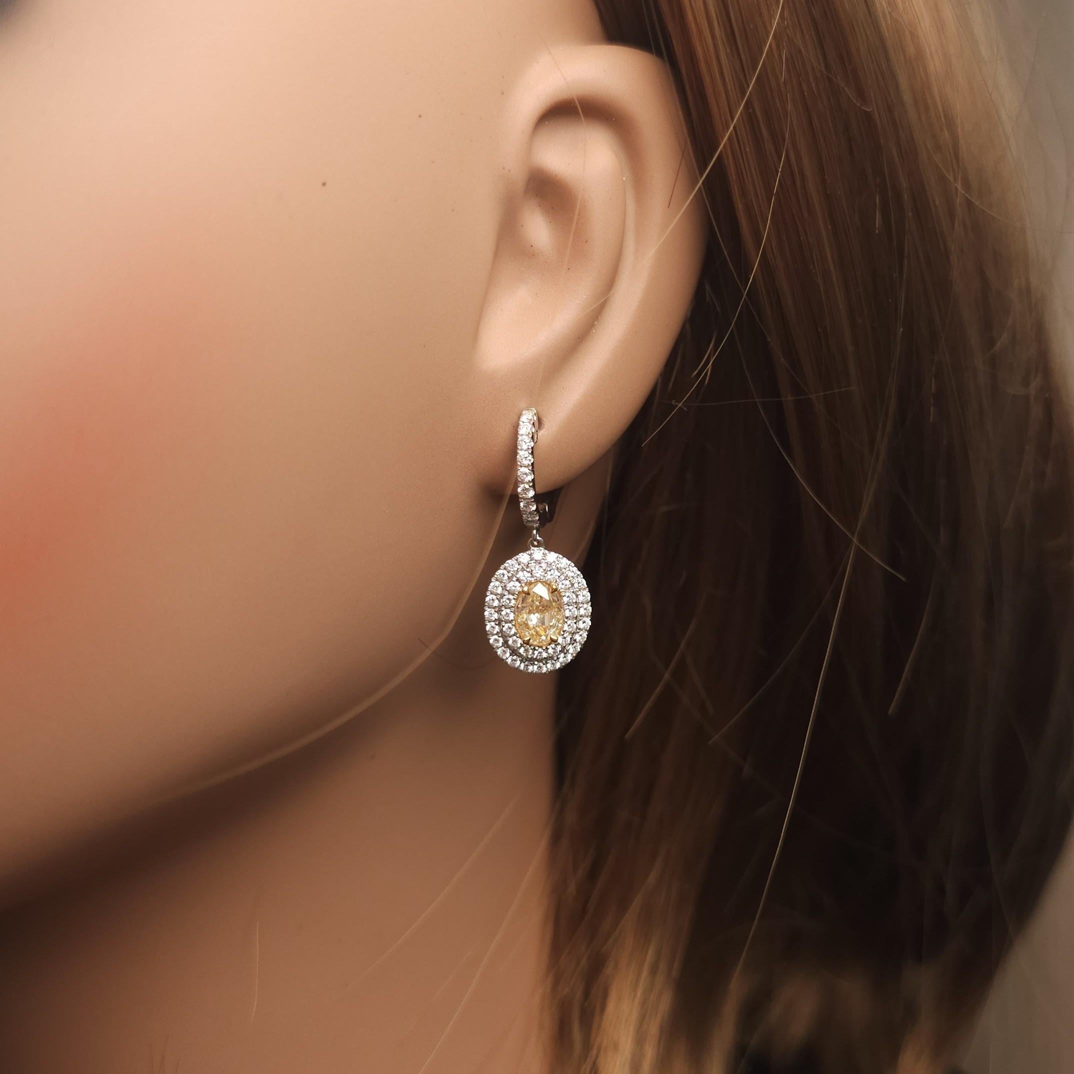 Orecchini a goccia in oro con diamanti ovali gialli certificati GIA da 2.87 carati TW In condizioni Nuovo in vendita a New York, NY