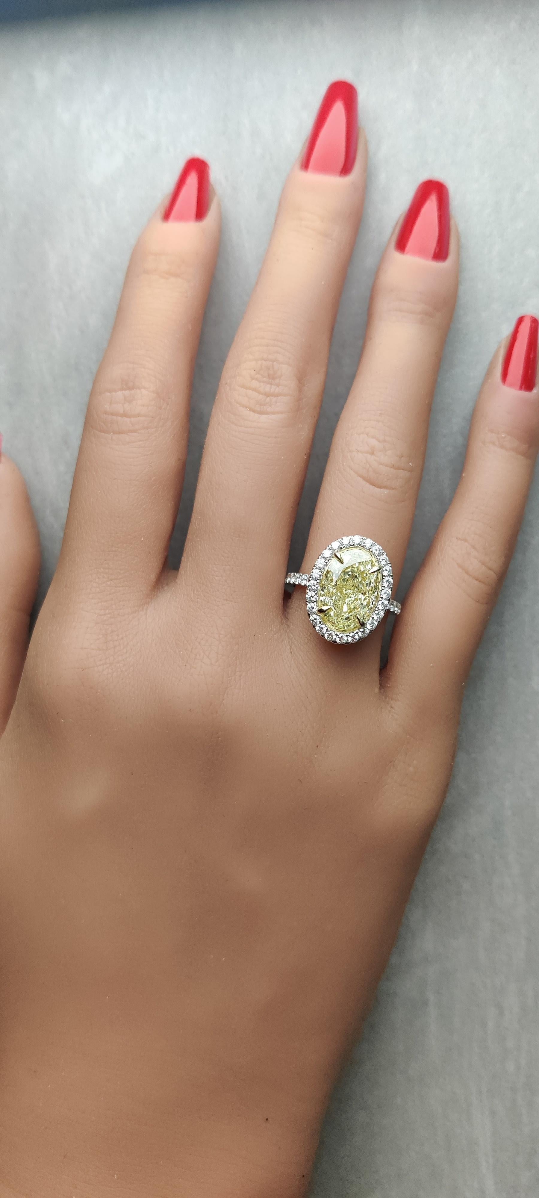 Anillo de cóctel de oro con diamante ovalado amarillo natural certificado por GIA de 5.78 quilates TW Corte oval en venta