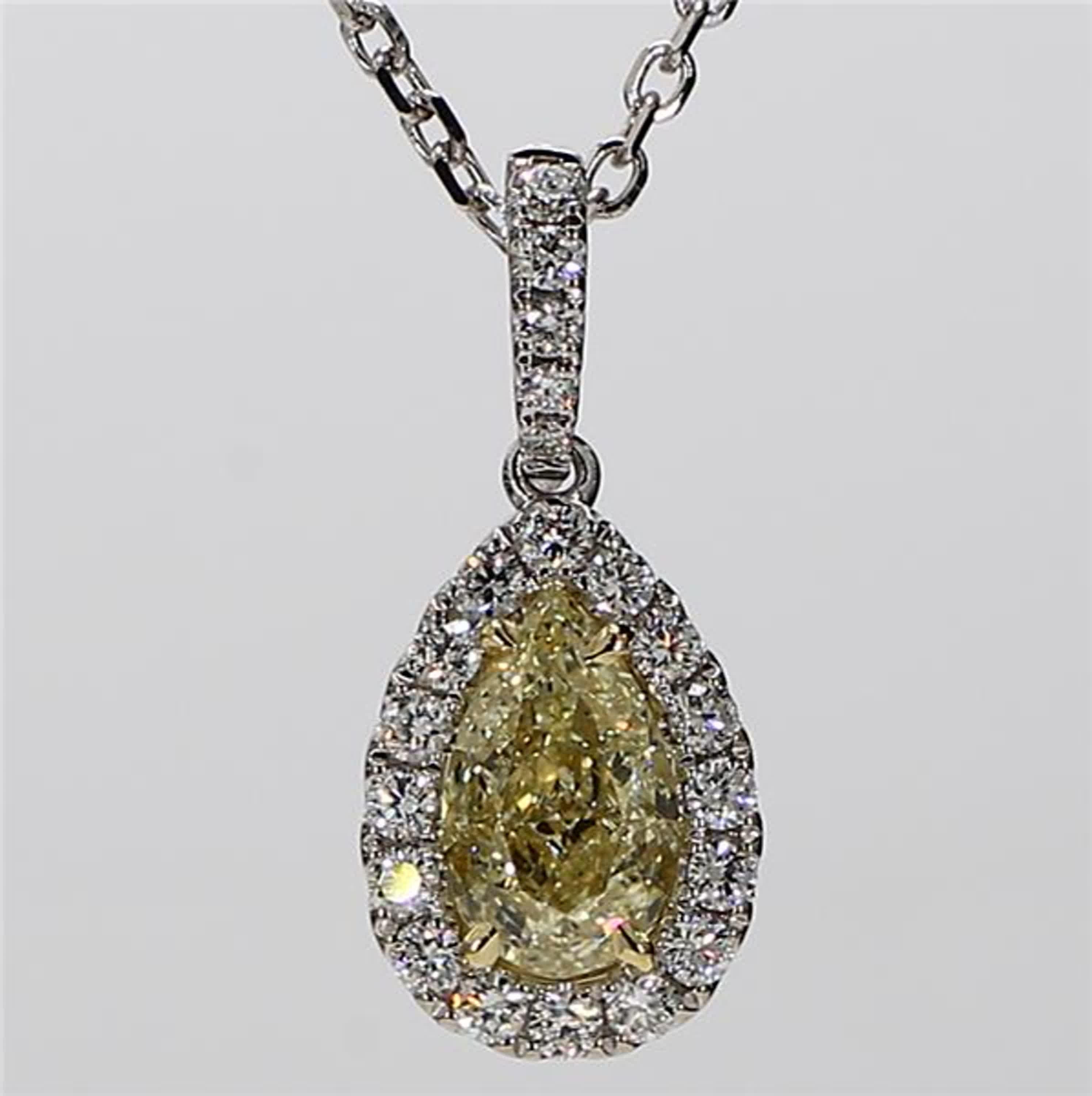 Der klassische Diamant-Anhänger von RareGemWorld. Montiert in einer schönen Fassung aus 18 Karat Gelb- und Weißgold mit einem natürlichen gelben Diamanten im Birnenschliff. Der gelbe Diamant ist von runden weißen Naturdiamanten umgeben. Dieser