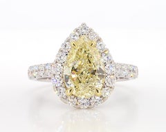 Bague en or de 3.41 carat avec diamants blancs et poire jaune naturel certifiés par le GIA