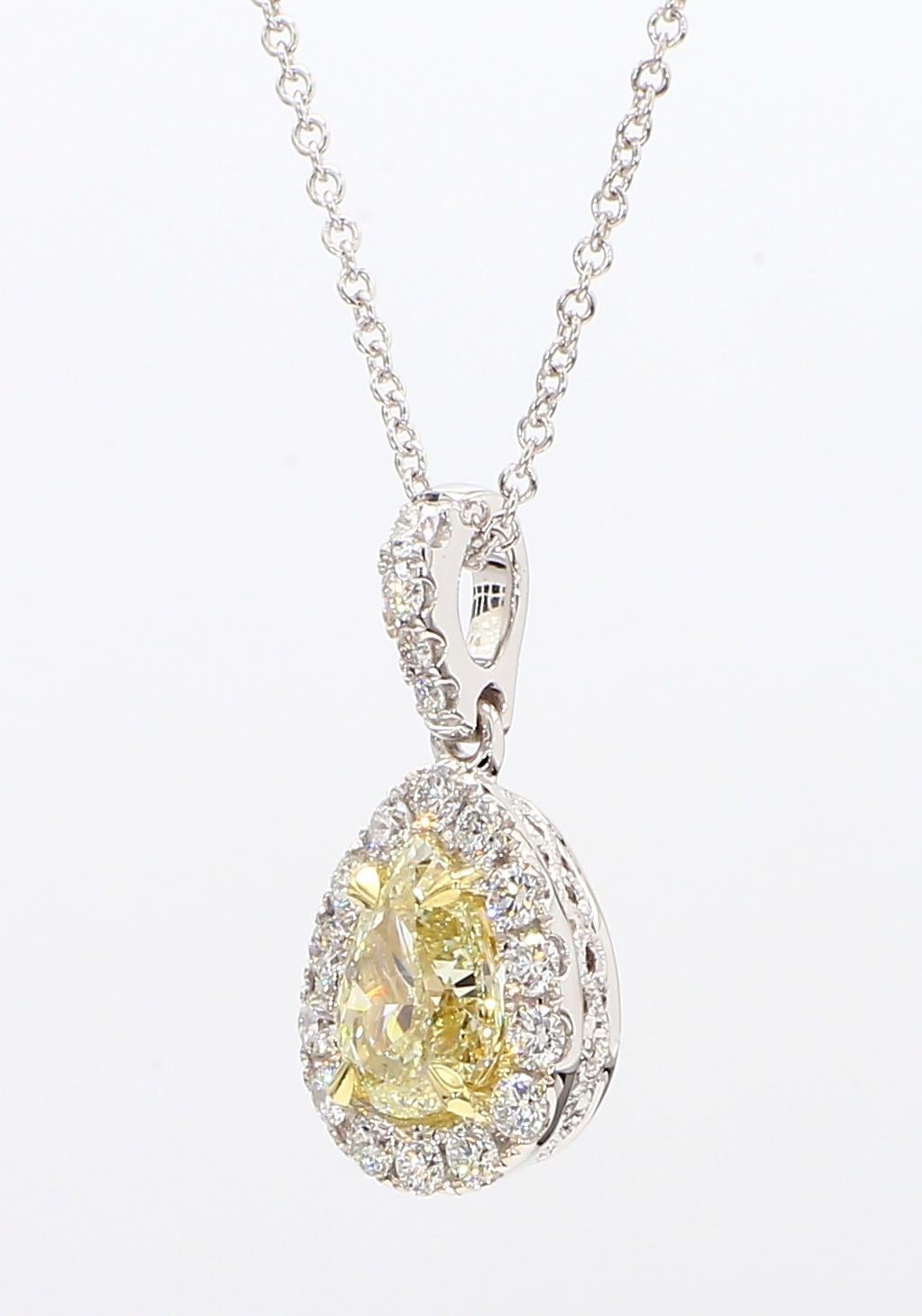 Le pendentif classique en diamant de Raregemworld. Monté dans une belle monture en or jaune et blanc 18 carats avec un diamant jaune naturel taille poire. Le diamant jaune est entouré d'une mêlée de diamants blancs ronds naturels. Ce pendentif est