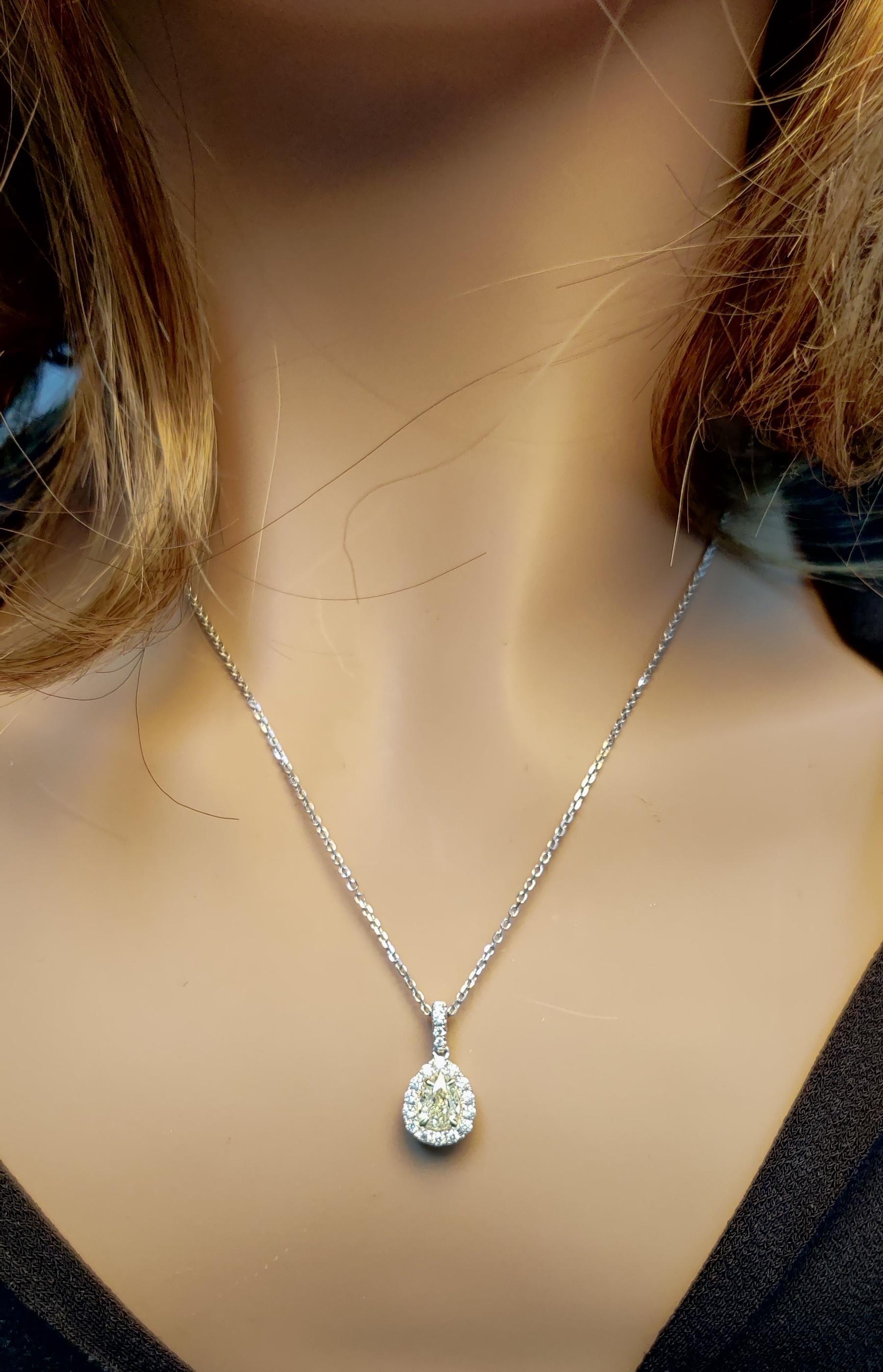 Pendentif en or jaune poire certifié GIA de 1.37 carats poids total Neuf - En vente à New York, NY