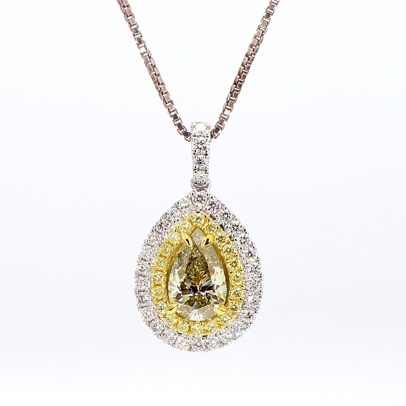 Le magnifique pendentif en diamant de Raregemworld. Monté dans une belle monture en or jaune et blanc 18 carats avec un diamant jaune naturel taille poire. Le diamant jaune est entouré d'une mêlée de diamants blancs ronds naturels et d'une mêlée de