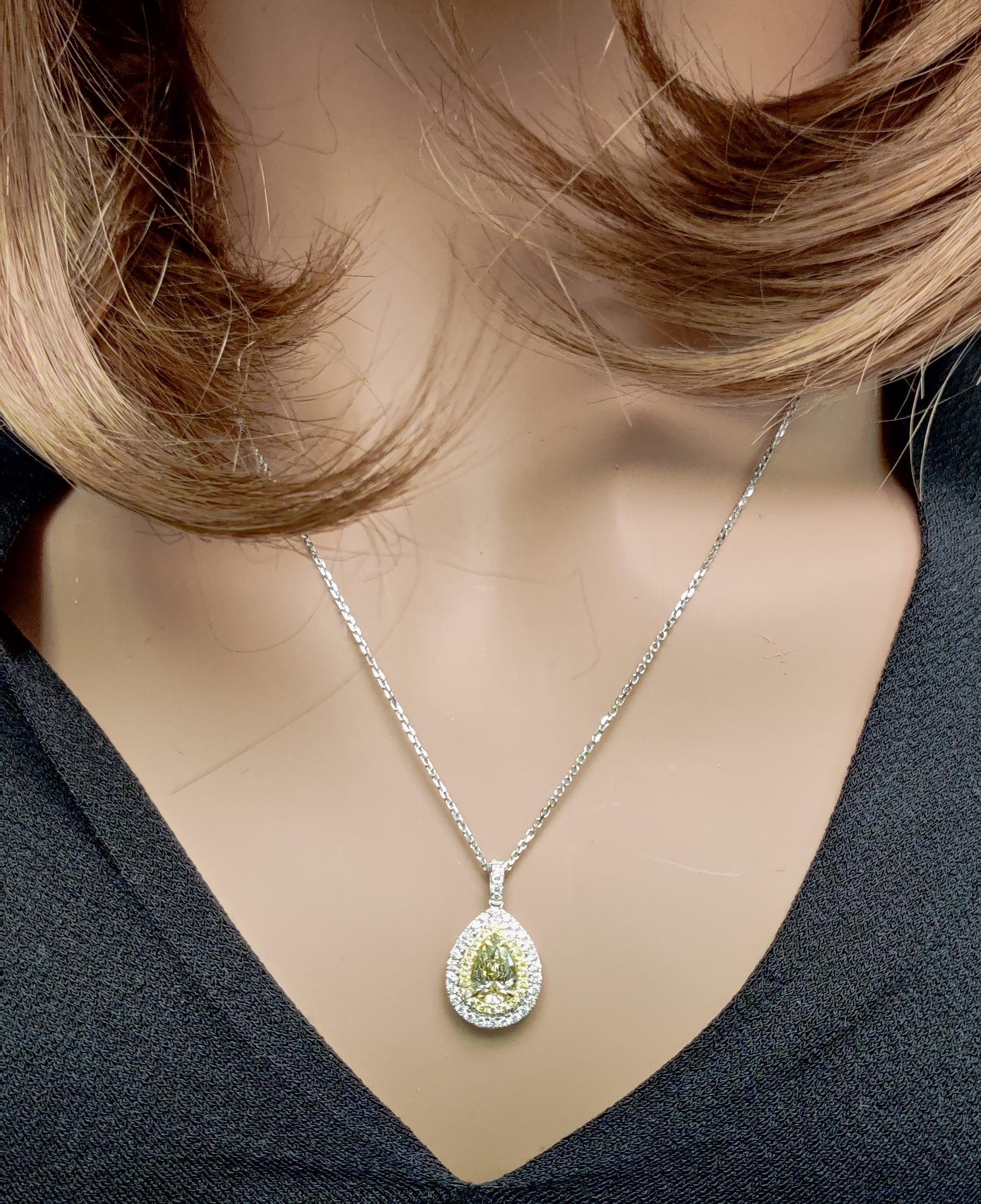 Pendentif en or jaune poire certifié GIA de 1.44 carats poids total Neuf - En vente à New York, NY