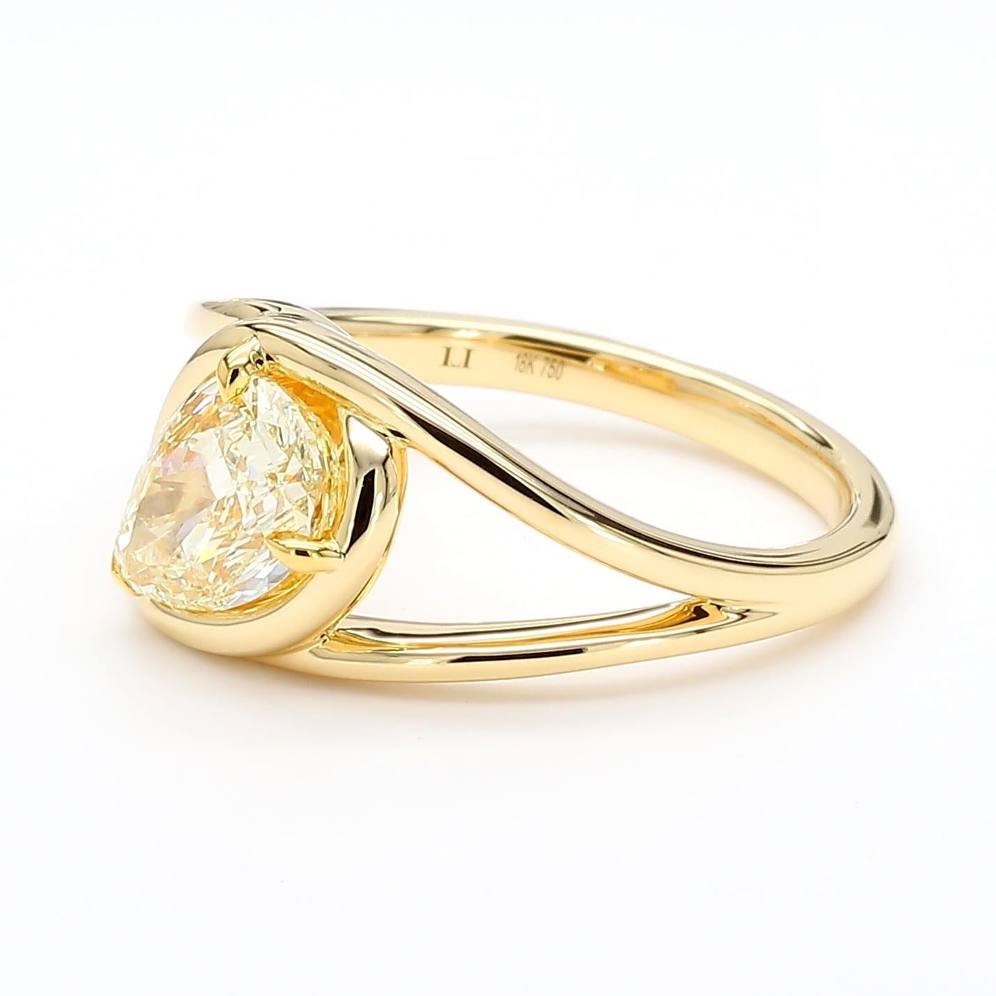 Precioso anillo de diamantes con certificado GIA de RareGemWorld. Montado en un precioso engaste de oro amarillo y blanco de 18 quilates con un diamante amarillo natural talla pera. Este anillo impresionará y realzará su colección personal

Peso