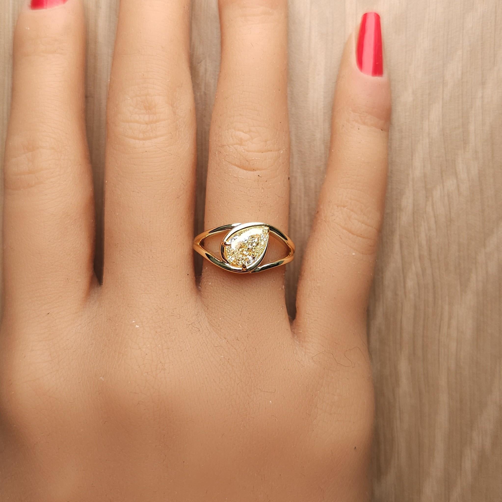 Anillo de cóctel de oro de 1.52 quilates TW con diamante amarillo pera natural certificado por GIA en venta 3