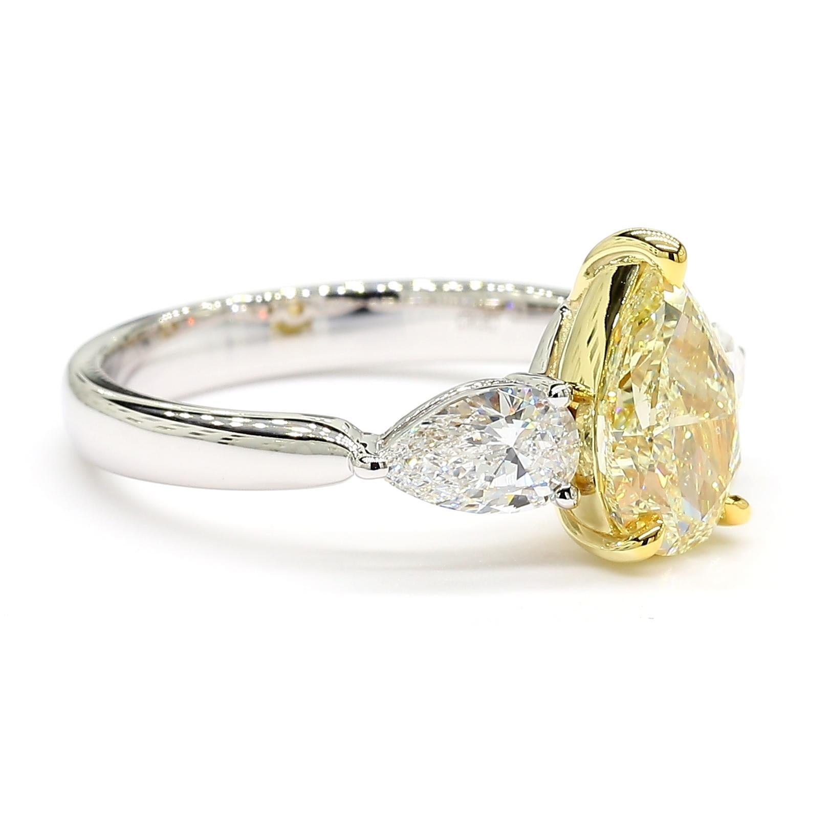 Taille poire GIA Certified Natural Yellow Pear Diamond 2.31 Carat TW Gold Cocktail Ring en vente