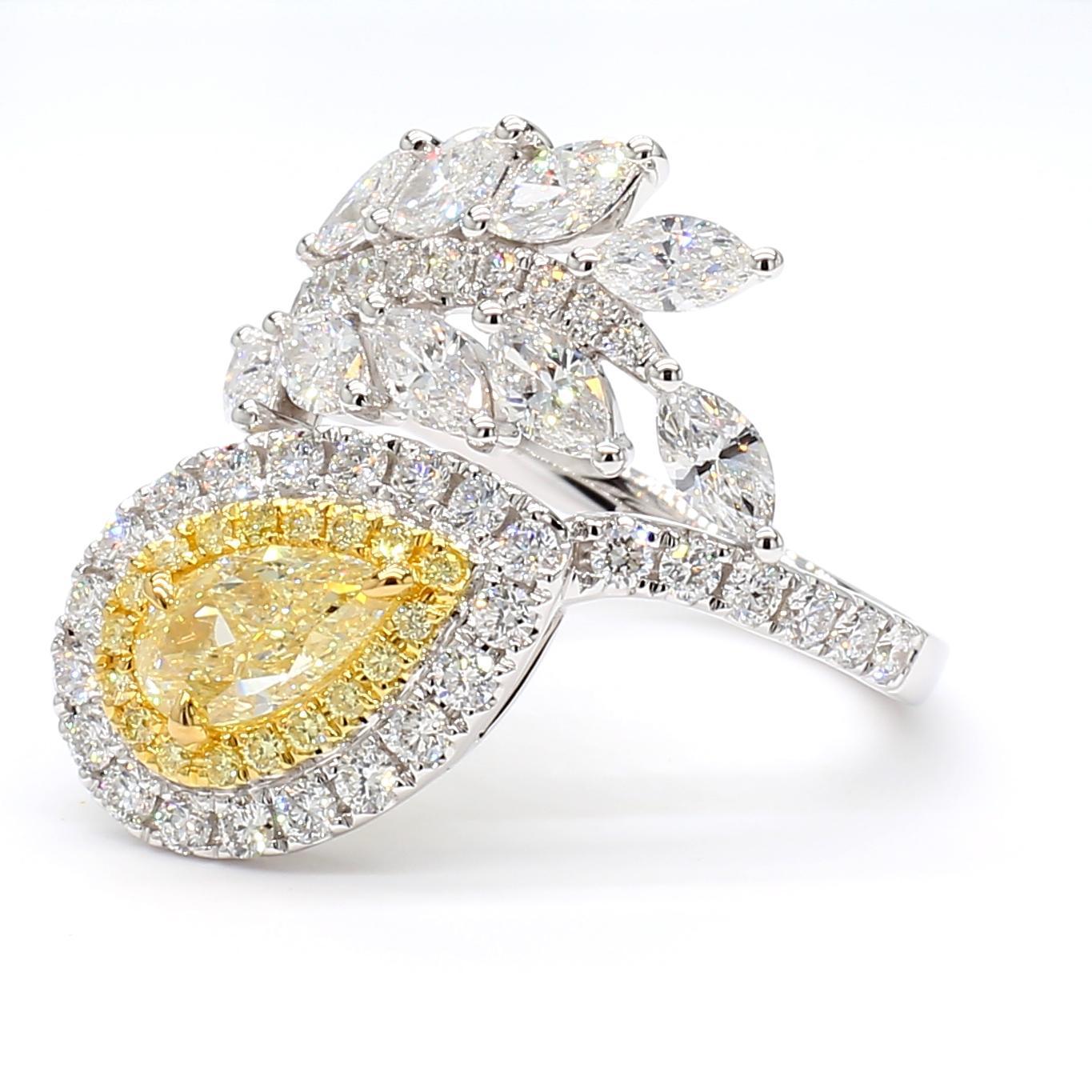 Der schöne GIA-zertifizierte Diamantring von RareGemWorld. Montiert in einer schönen 18K Gelb und Weiß Fassung mit einem natürlichen gelben Diamanten im Birnenschliff. Der gelbe Diamant ist umgeben von natürlichen weißen Diamanten im