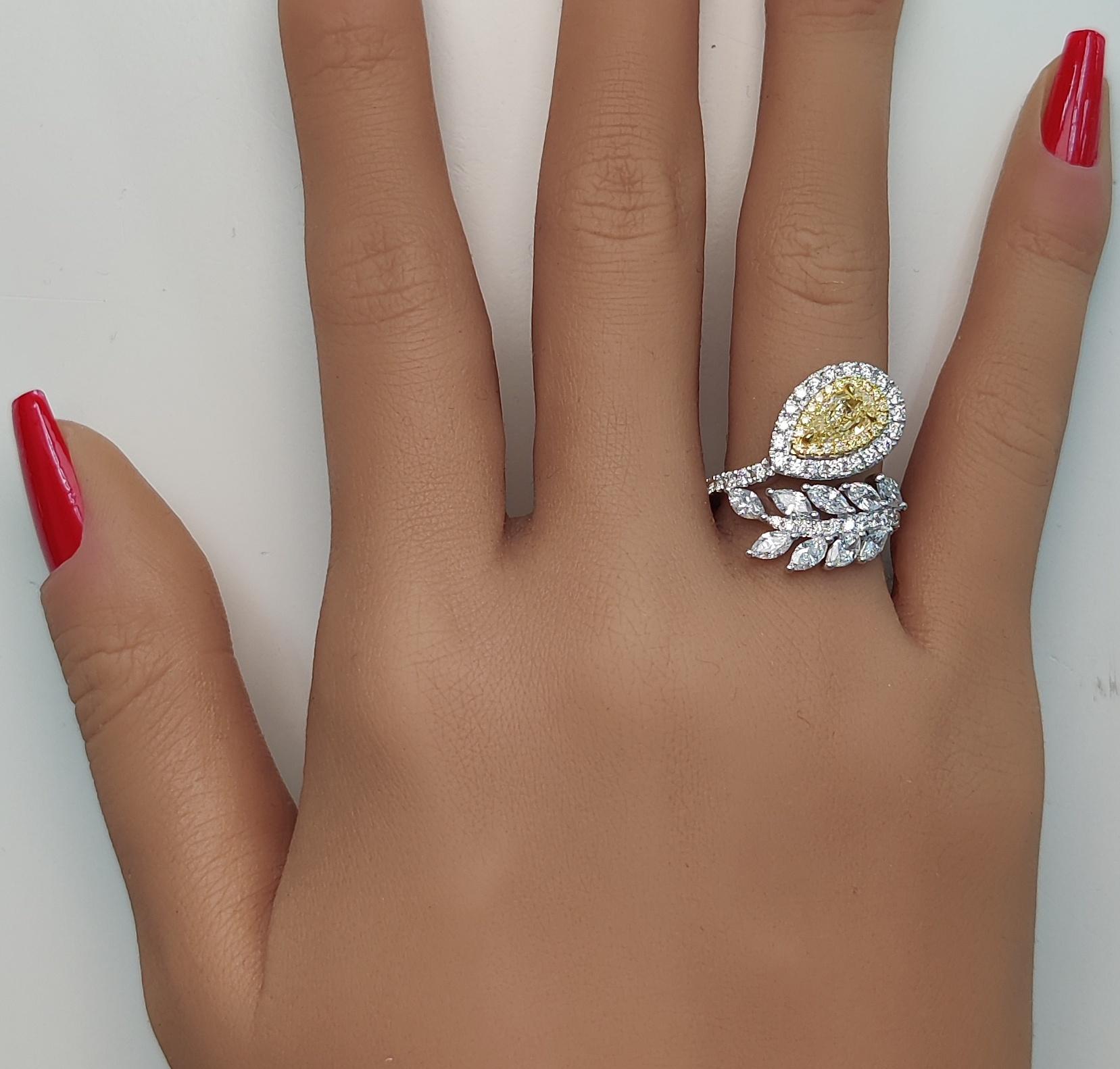 GIA-zertifizierter natürlicher gelber birnenförmiger Diamant 2.81 Karat TW Gold Cocktail-Ring im Zustand „Neu“ im Angebot in New York, NY