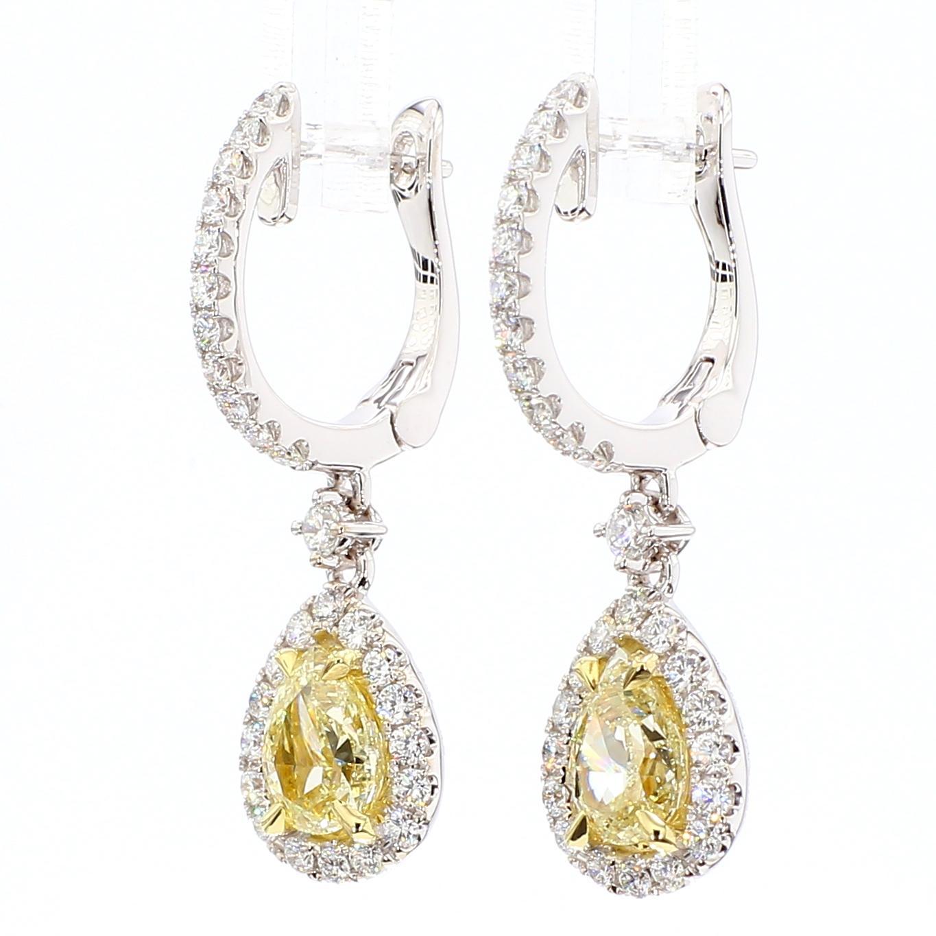 Preciosos pendientes de diamantes con certificado GIA de RareGemWorld. Montada en un precioso engaste de oro amarillo y blanco de 18 quilates con diamantes amarillos naturales talla pera. Los diamantes amarillos están rodeados de pequeños melee