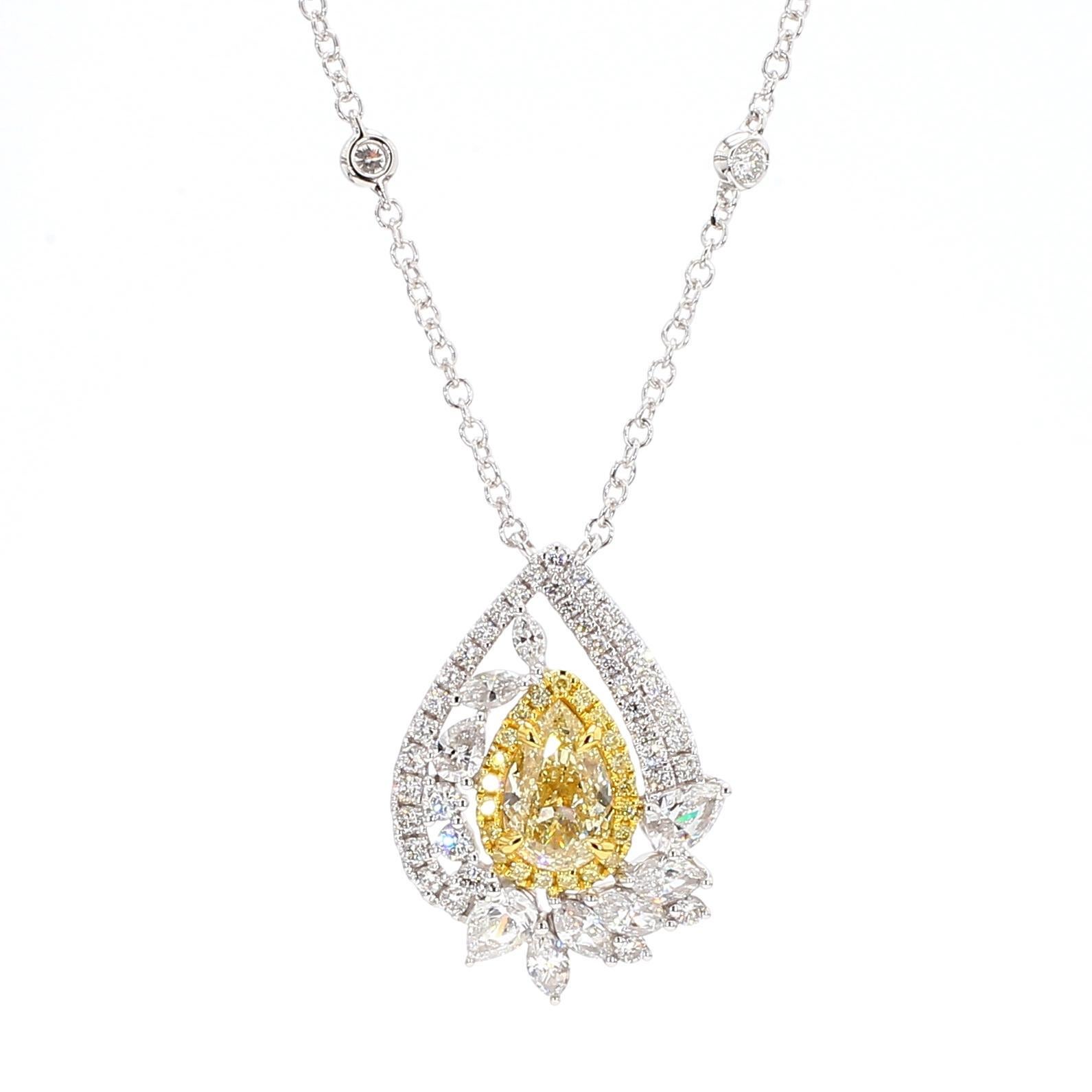 Intrigante colgante en forma de gota de diamante con certificado GIA de RareGemWorld. Montada en un precioso engaste de oro amarillo y blanco de 18 quilates con un diamante amarillo natural talla pera. El diamante amarillo está rodeado de melee de
