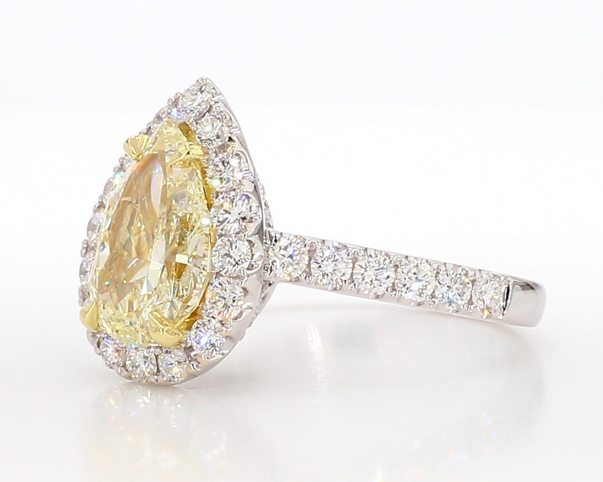 Der schöne GIA-zertifizierte Diamantring von RareGemWorld. Montiert in einer schönen Fassung aus 18 Karat Gelb- und Weißgold mit einem natürlichen gelben Diamanten im Birnenschliff. Der gelbe Diamant ist von kleinen runden weißen Naturdiamanten
