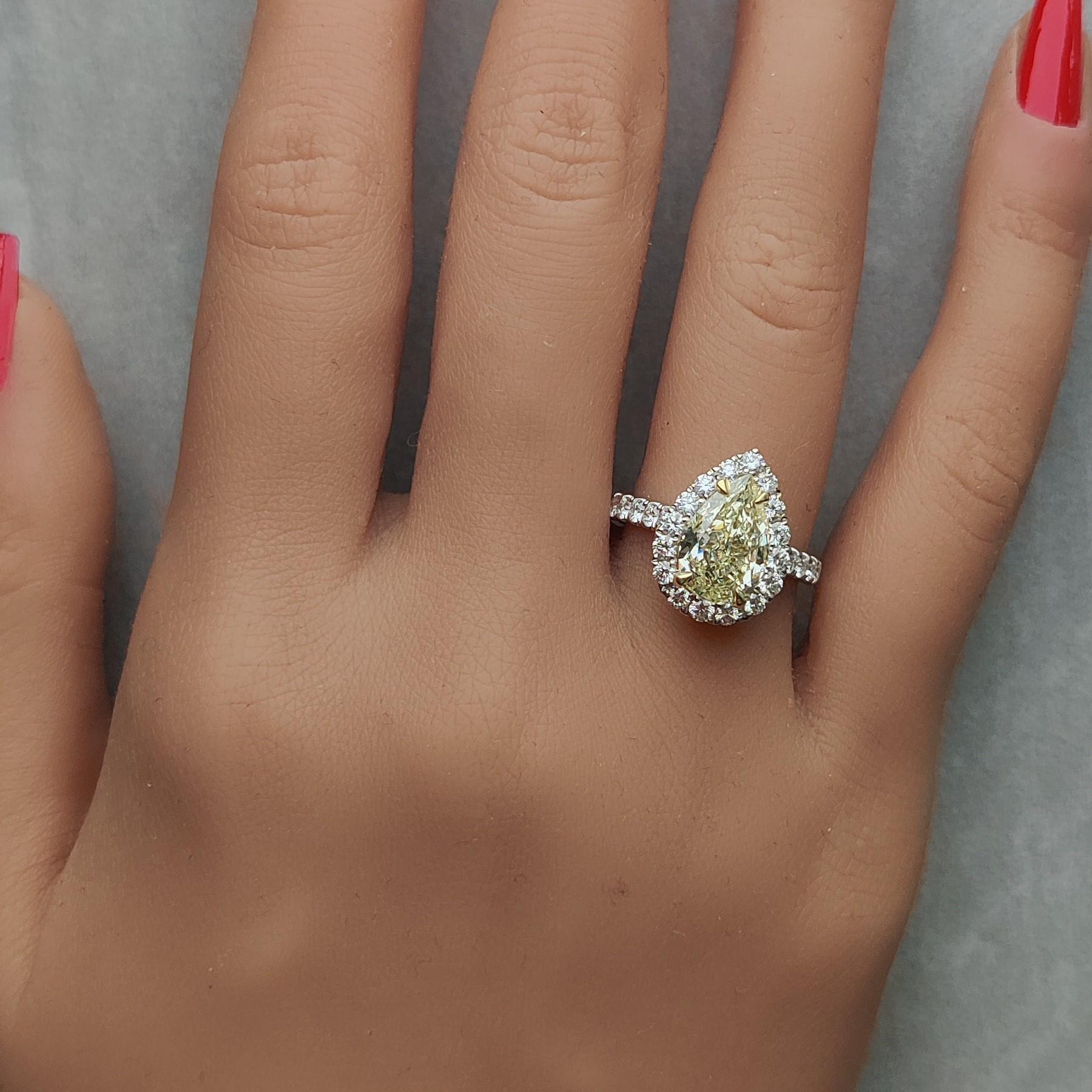 GIA-zertifizierter natürlicher gelber birnenförmiger Diamant 3.41 Karat TW Gold Cocktail-Ring im Zustand „Neu“ im Angebot in New York, NY