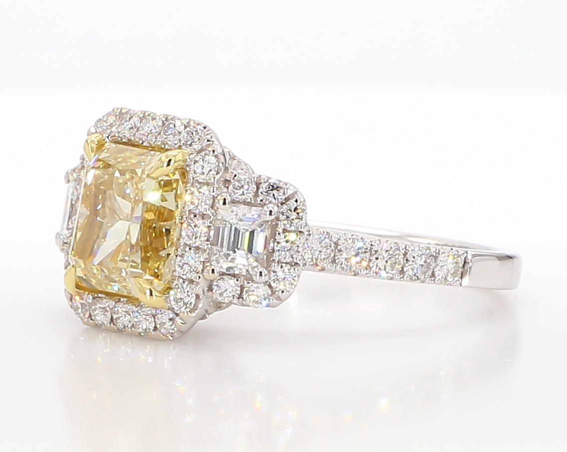 Der klassische Diamantring von RareGemWorld. Montiert in einer schönen Fassung aus 18 Karat Gelb- und Weißgold mit einem gelben Diamanten im natürlichen Strahlenschliff. Der gelbe Diamant ist von natürlichen weißen Diamanten im Smaragdschliff und