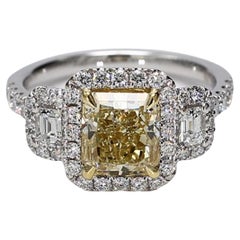 Bague en or jaune radiant et diamant blanc de 3.07 carat poids total, certifiée par le GIA